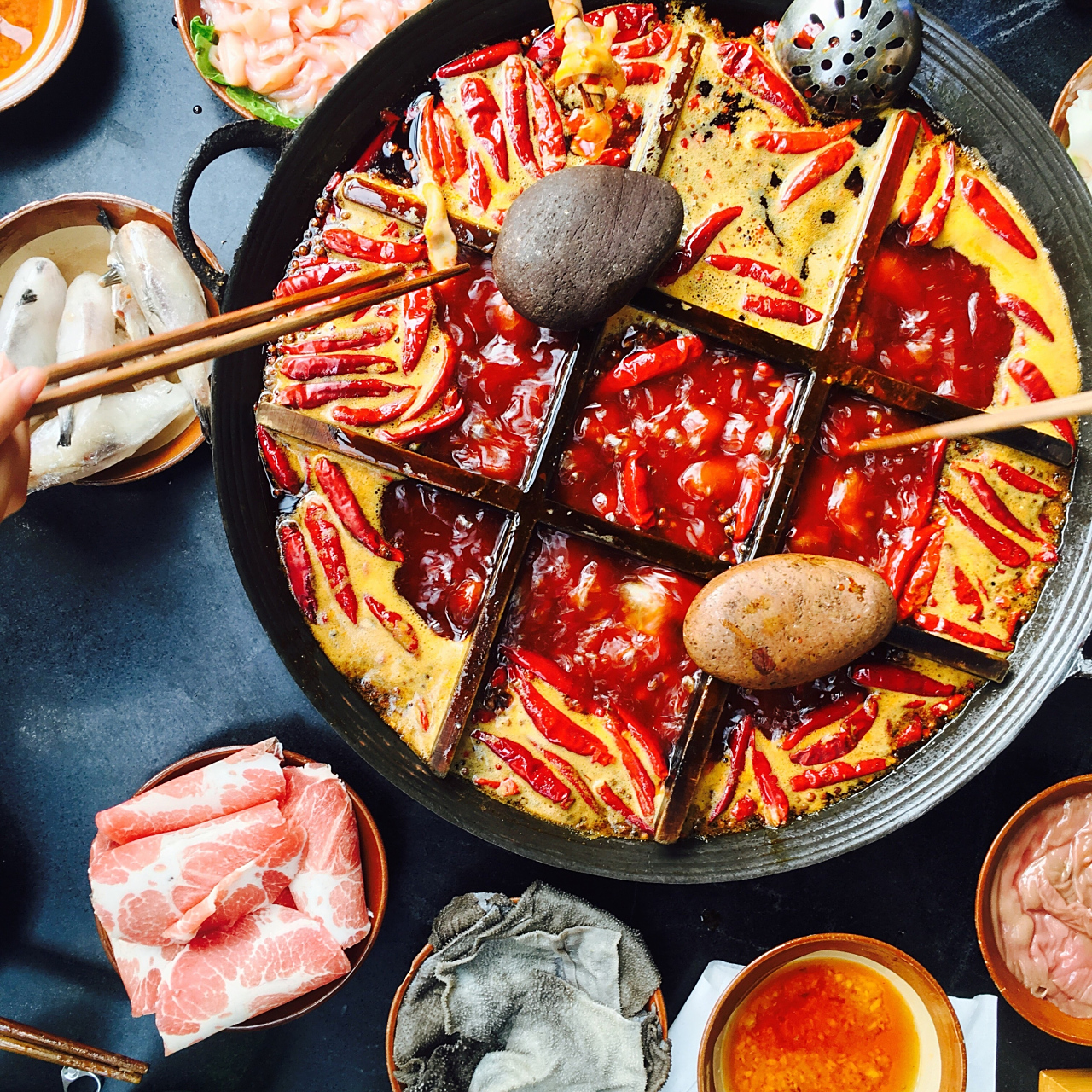 四川火锅:千年烟火气的味觉传奇  在中国的美食版图中,四川的味道独树