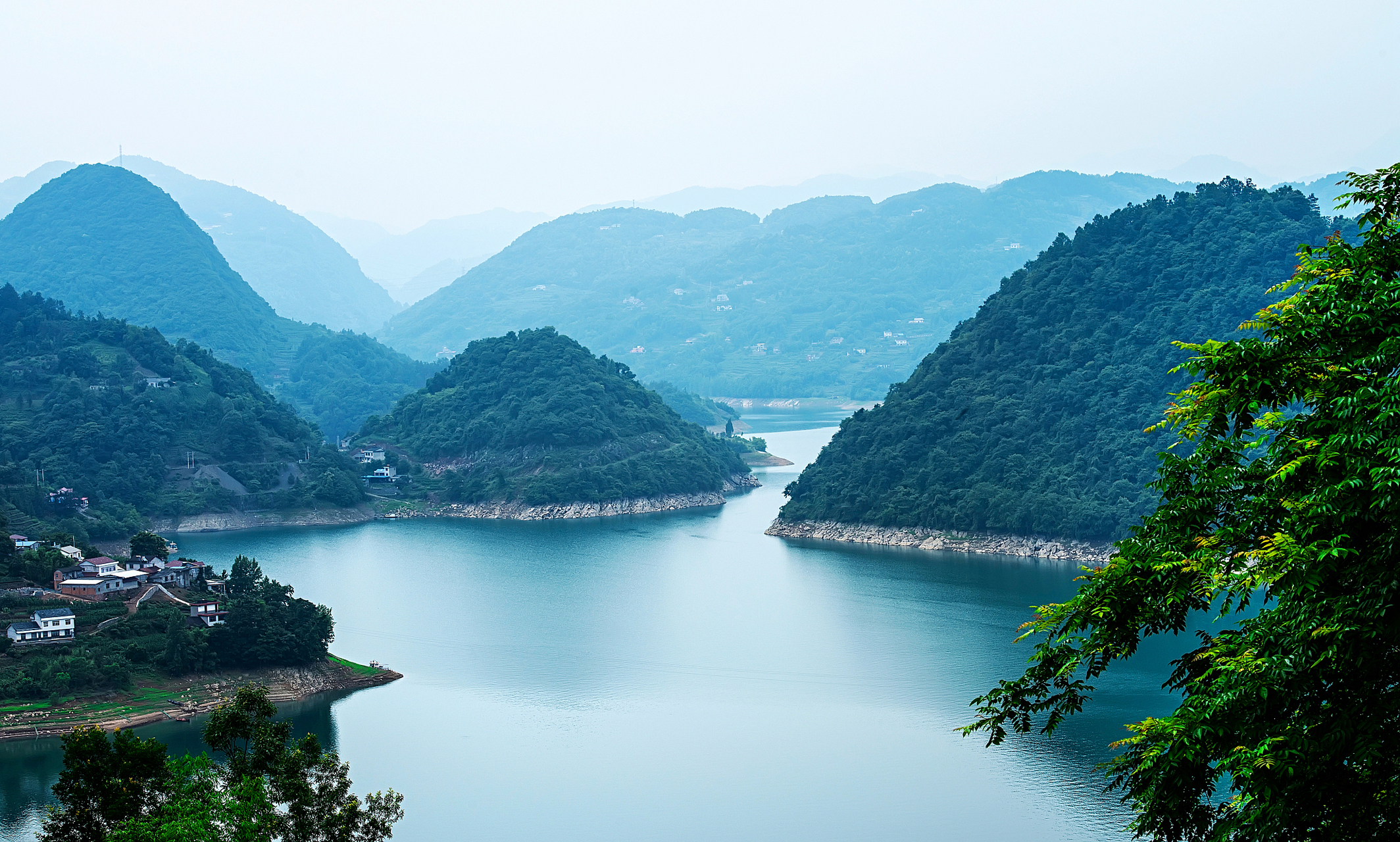 恩施大清江位于恩施市,以峡谷俊雄,石屏垂立,壁画神奇,瀑布飘逸,土家