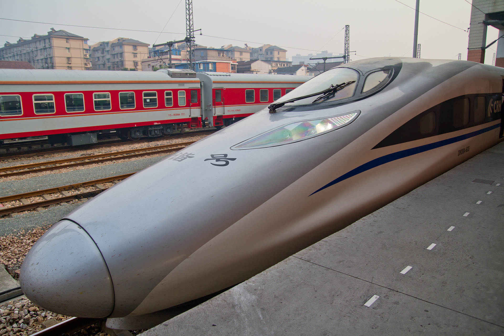 crh380a型电力动车组,即和谐号crh380a(l)型,是动力分散式,交流传动的