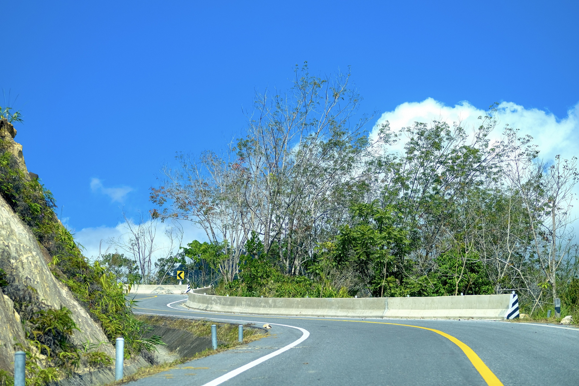 太阳湾公路位于海南省三亚市海棠湾区,这条公路以其独特的海景和浪漫