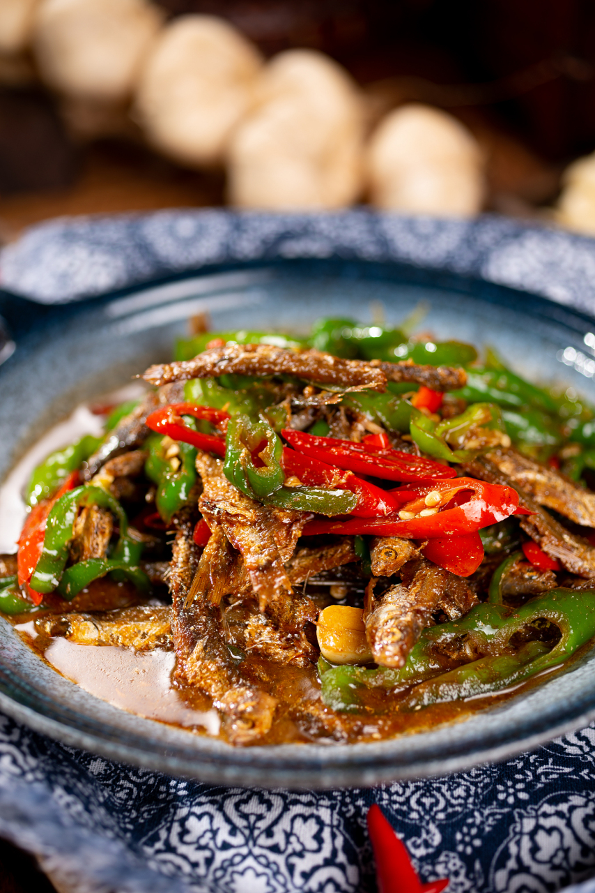 我来到了江西,邂逅了一道让我念念不忘的美食——赣南小炒鱼.