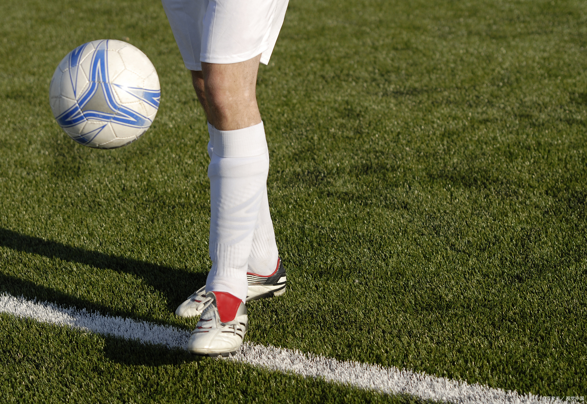 在足球运动中,脚内侧停球身体对什么方向?