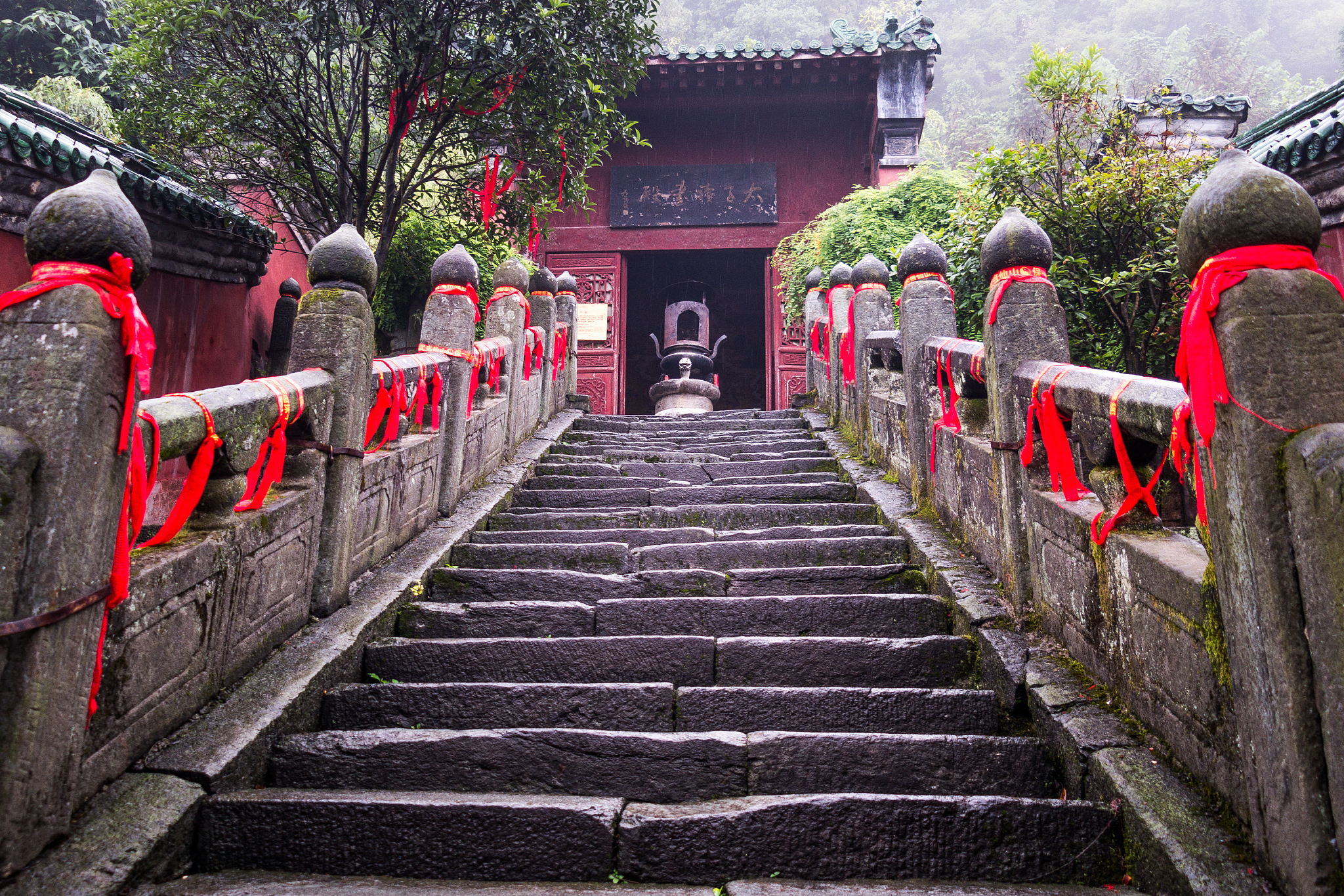 九华山天台寺,作为中国佛教四大名山之一的九华山上的重要寺庙,以其