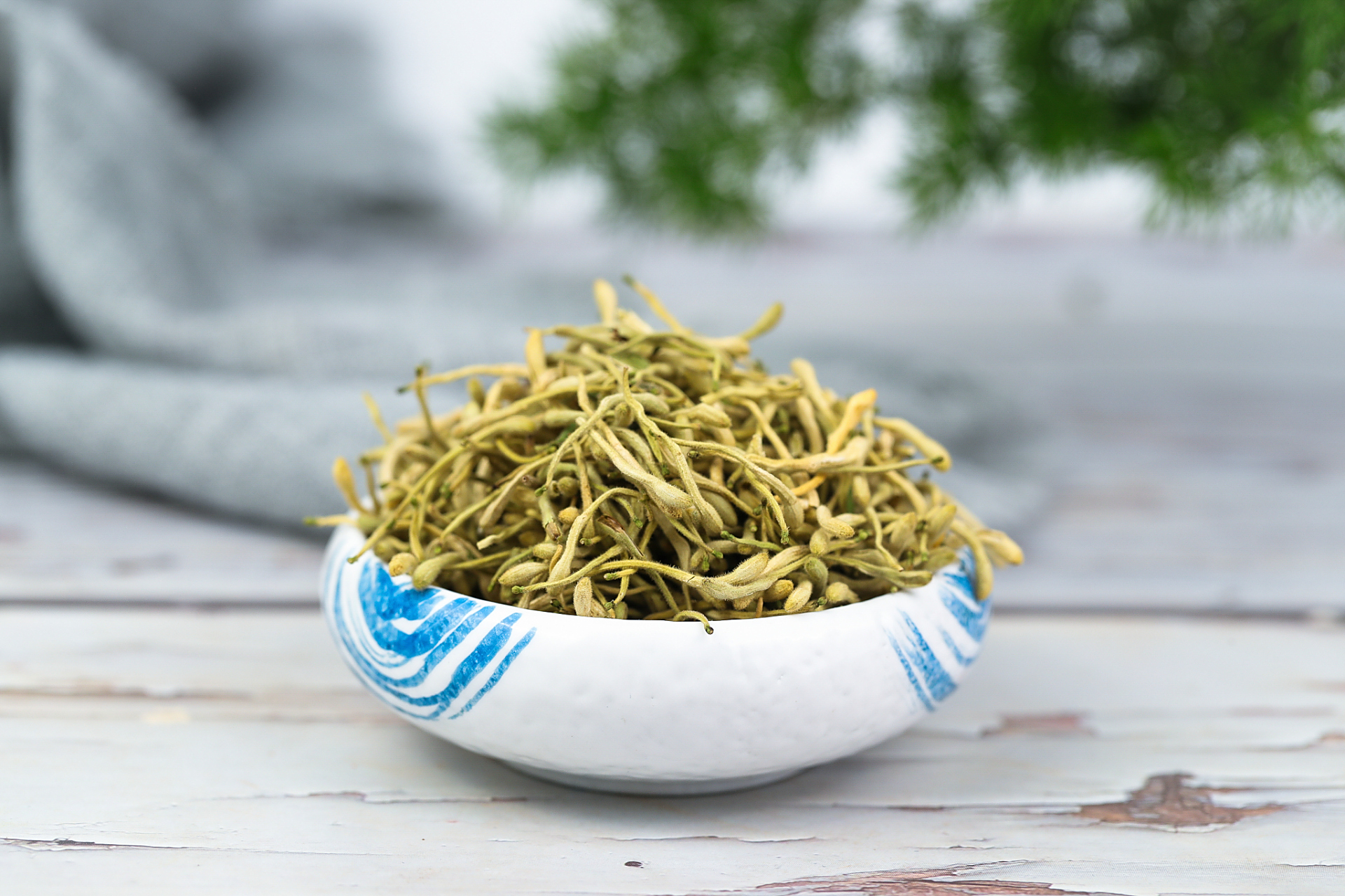 金银花是一种中药材,具有清热解毒,疏散风热的功效,常用于治疗痈肿