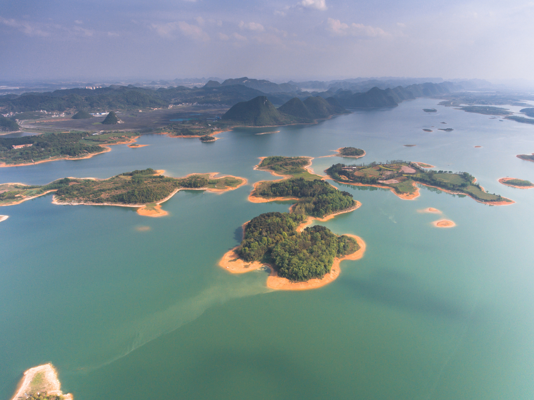 飞云湖风景名胜区,位于浙江省境内,以其独特的自然风光和丰富多彩的