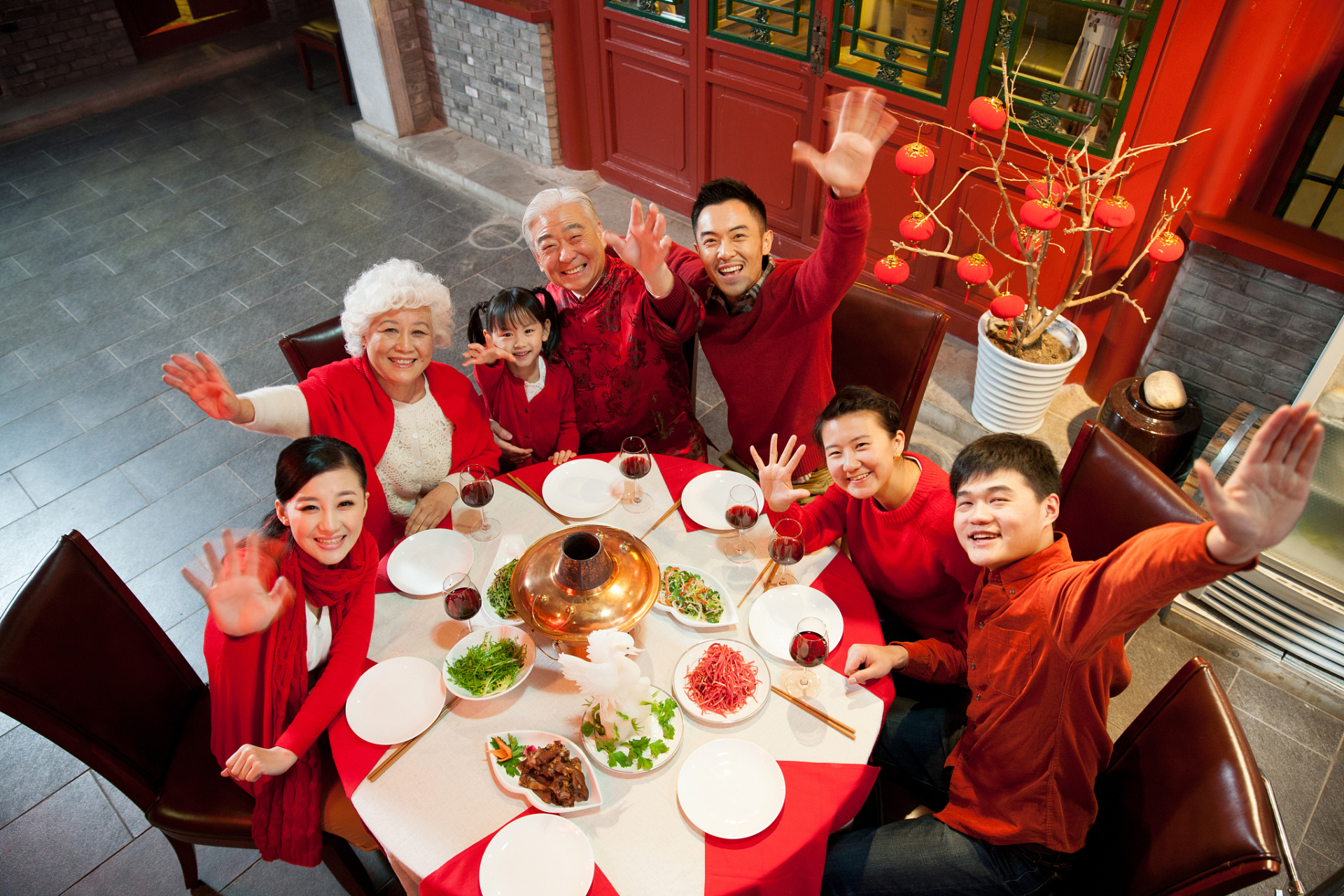 年夜饭的由来源自于抵御"年"兽的传说,人们通过准备丰盛的晚餐和放