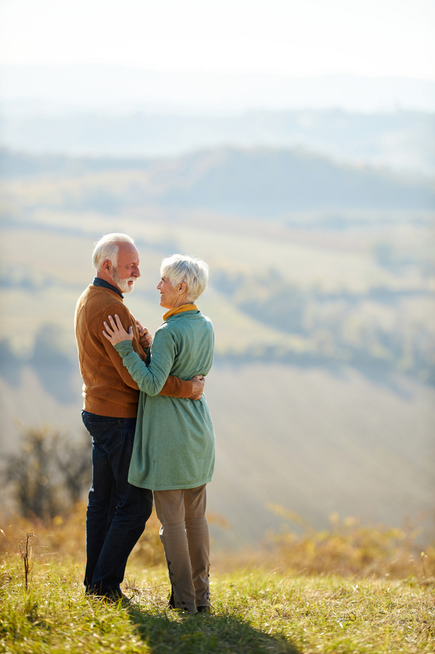 60多岁的老夫妻常年不回家,甚至过年也是在外面过,全国各地租房住,不