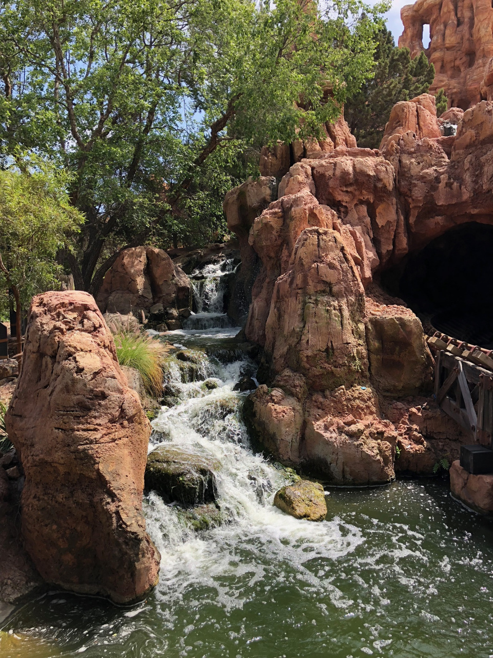近日,辽宁抚顺红河谷漂流景区上万游客滞留事件,再次将旅游安全监管