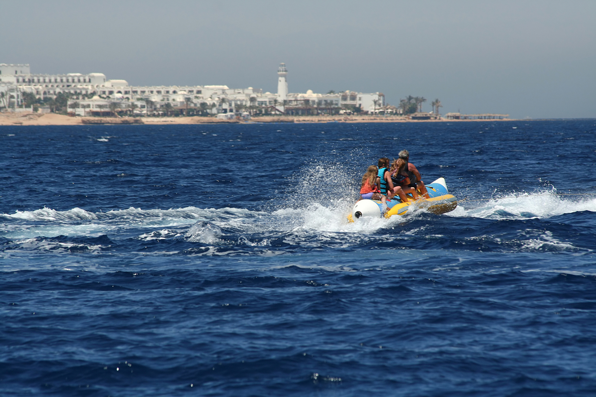 在华夏大地上,存在着一个奇妙而神秘的地方,那就是三亚太阳湾海洋运动