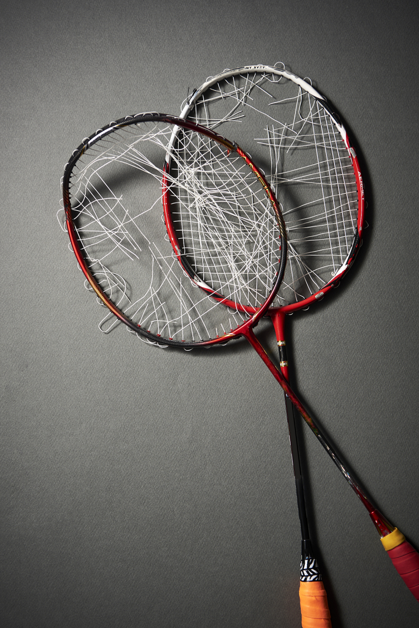 羽毛球苍蝇拍握法,掌控力度与旋转!食指中指并拢,无名小指向外环绕.