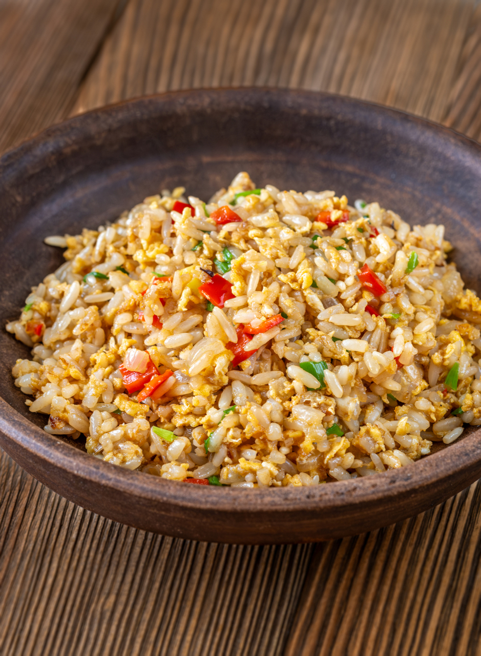 蛋炒饭,简单又美味!米饭,鸡蛋和葱花,碰撞出丰富口感和营养价值.