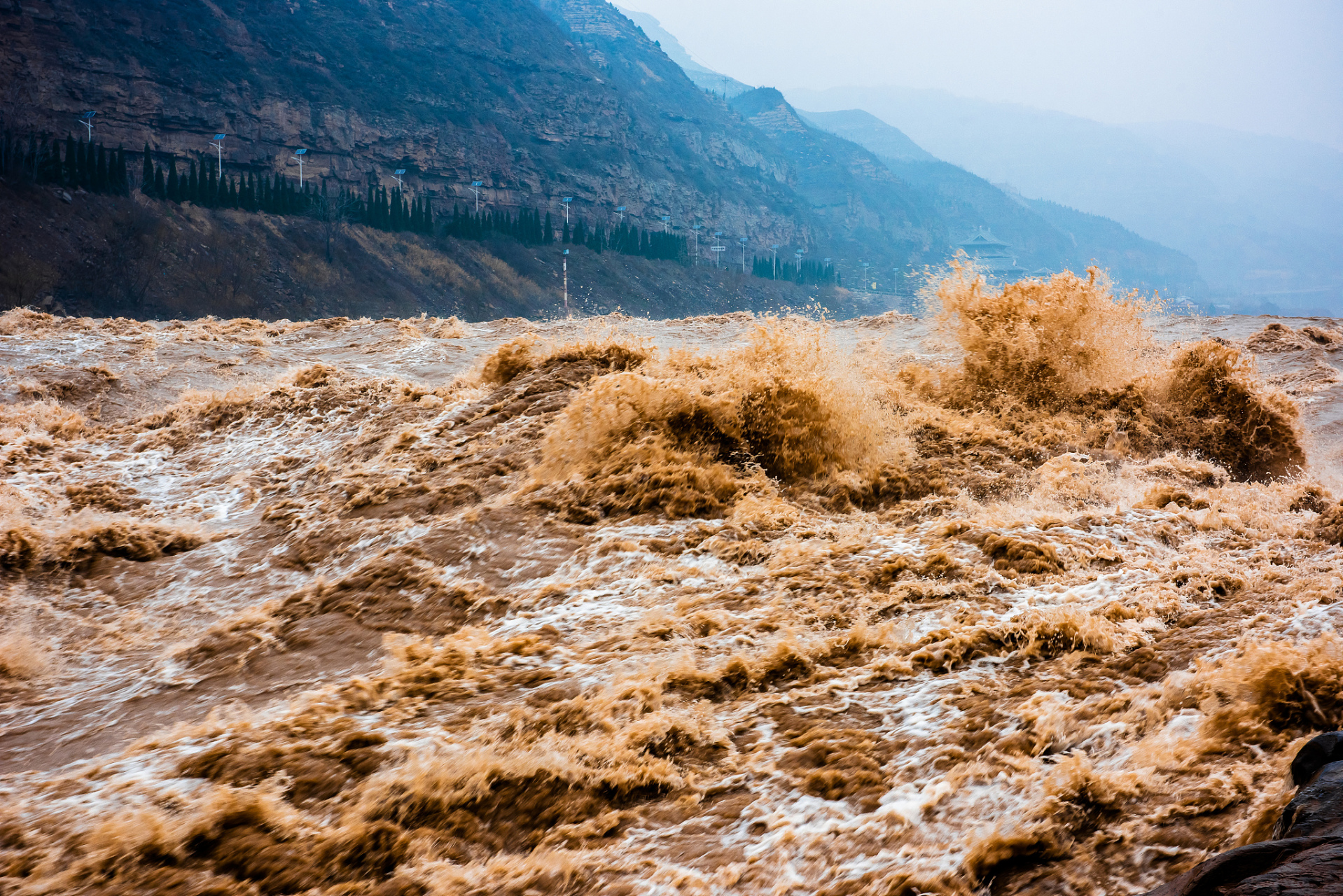 黄河风景名胜区地处郑州市西北部,这里有宽阔的河面,金黄的沙滩