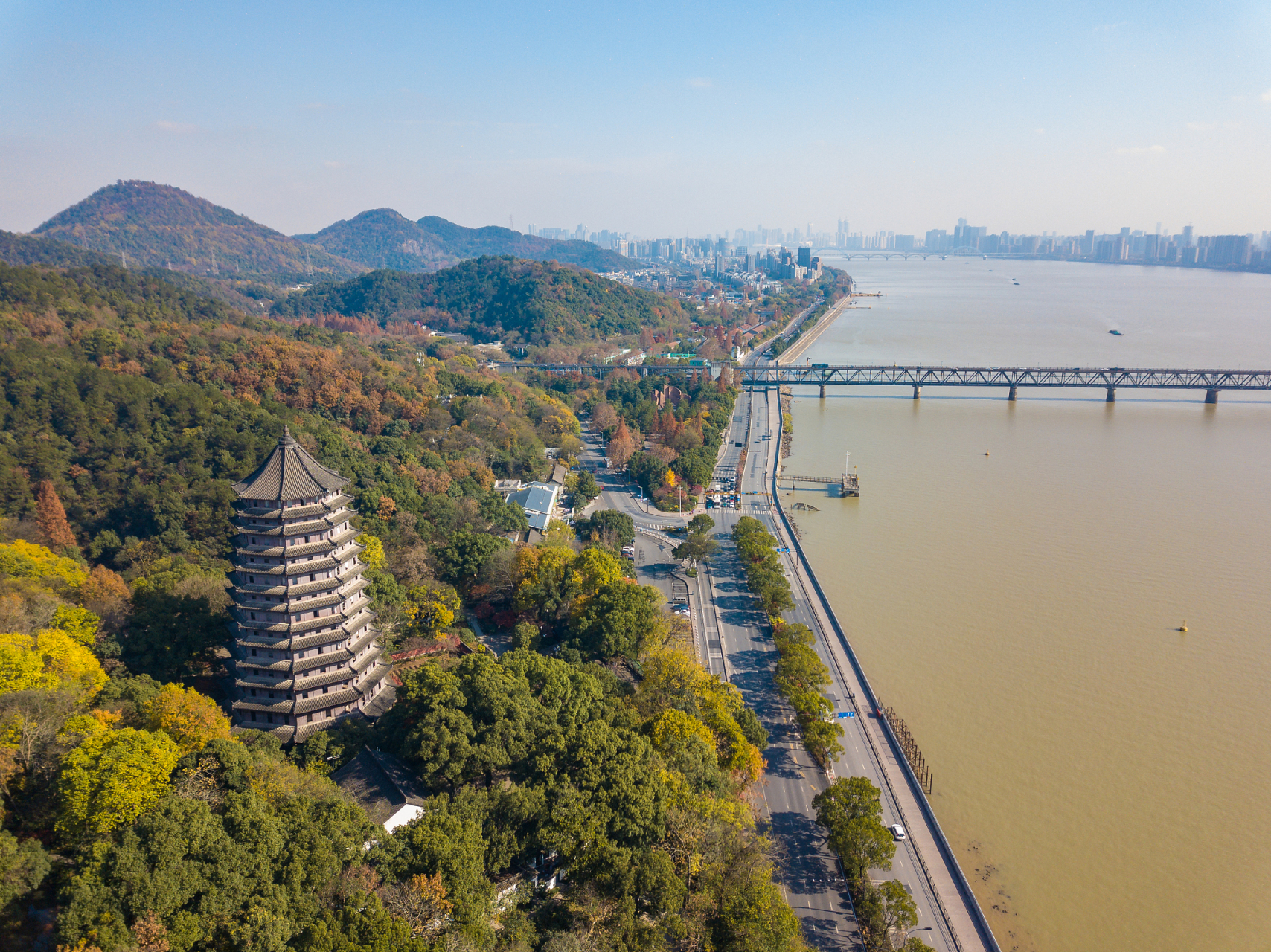 钱塘江畔的六和塔是欣赏钱塘江美景的最佳地点.