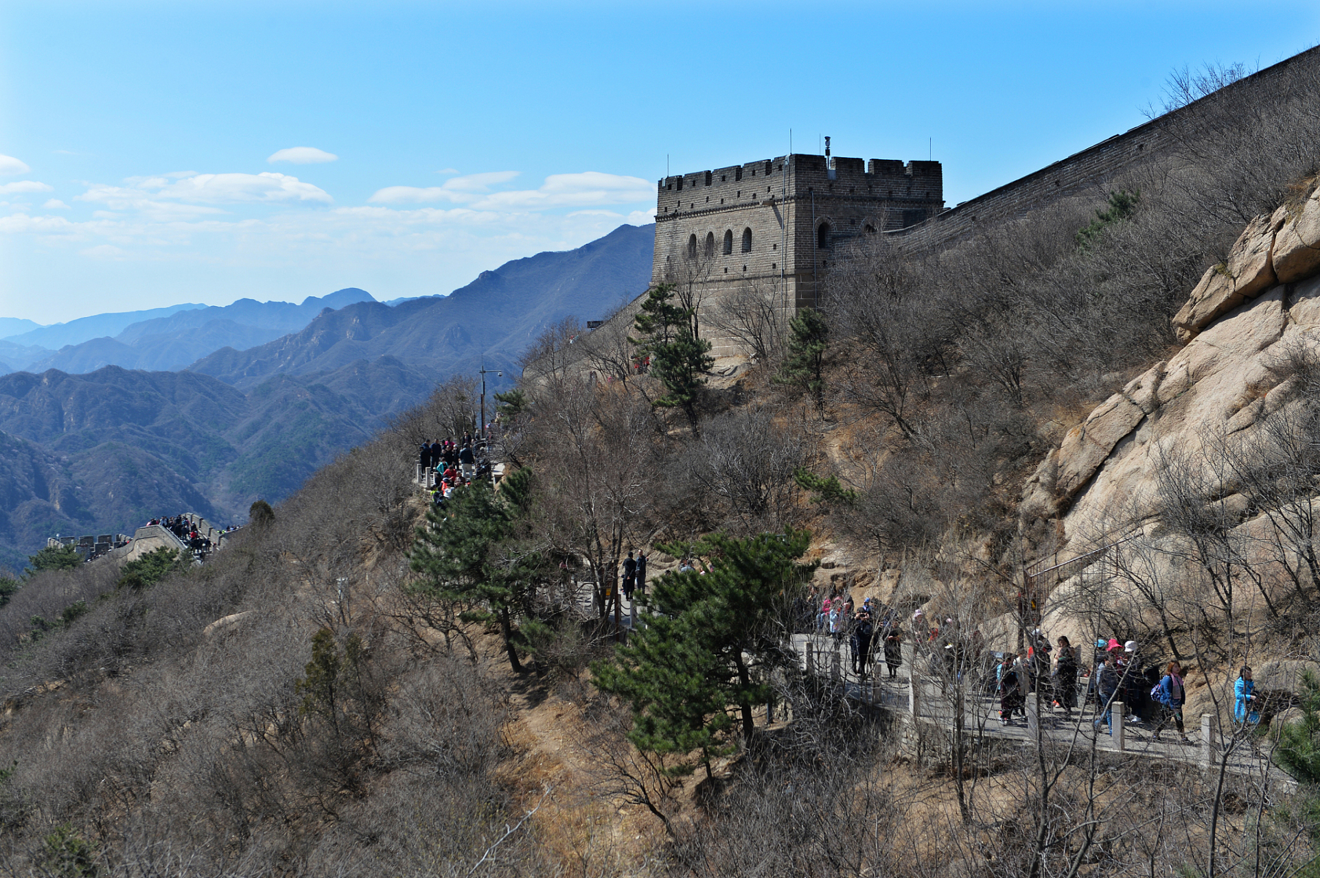 八达岭长城:位于北京市延庆区,是长城的著名景点之一,因其保存完好而