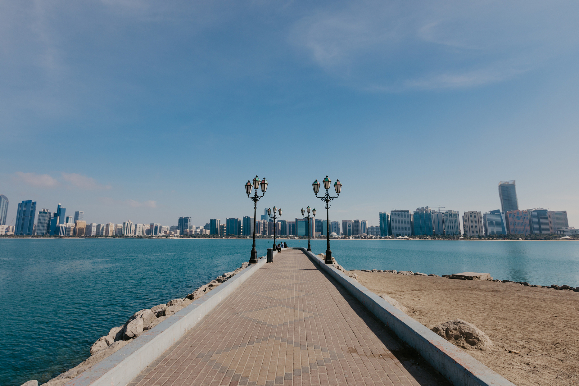 海边的浪漫:大连星海公园的夏日晨跑  清晨,微风拂过脸庞,带来一丝