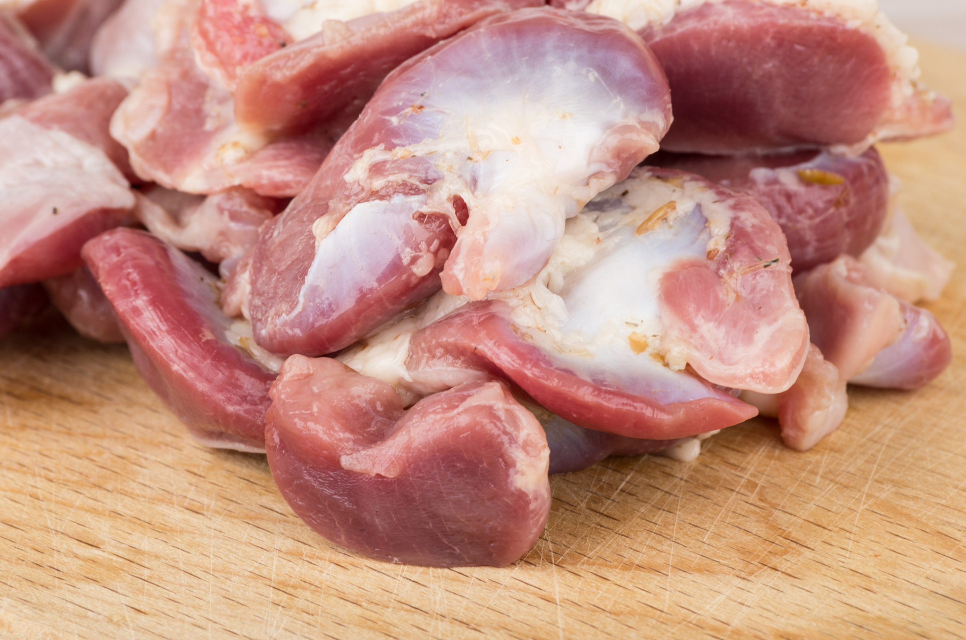 鸡胗,也被称为鸡胃,是鸡的消化器官之一,外形呈现扁圆形,口感鲜美且