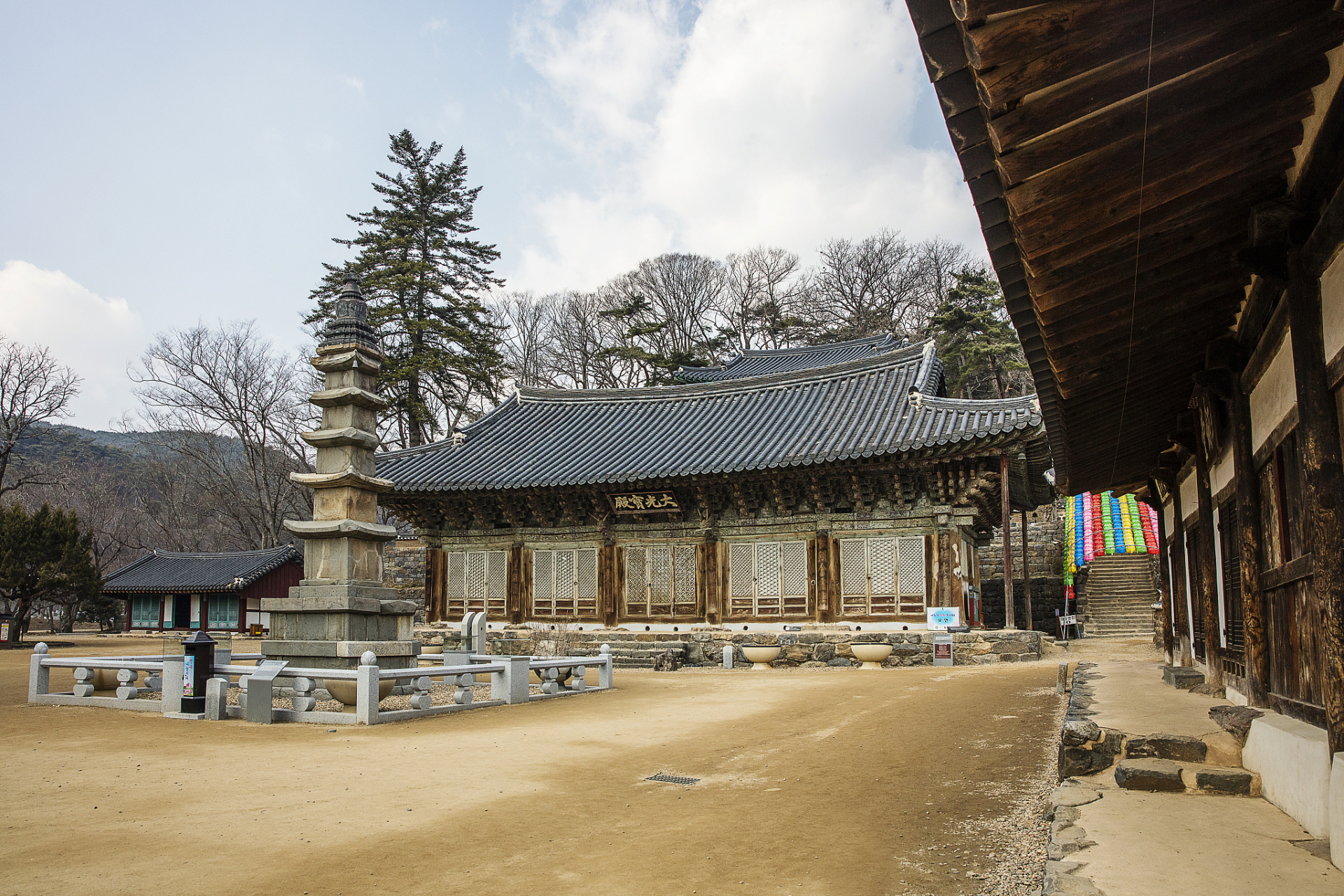 一片瓦寺位于福建省惠安县紫山镇南安村的一片瓦山(石室山)顶峰,最初