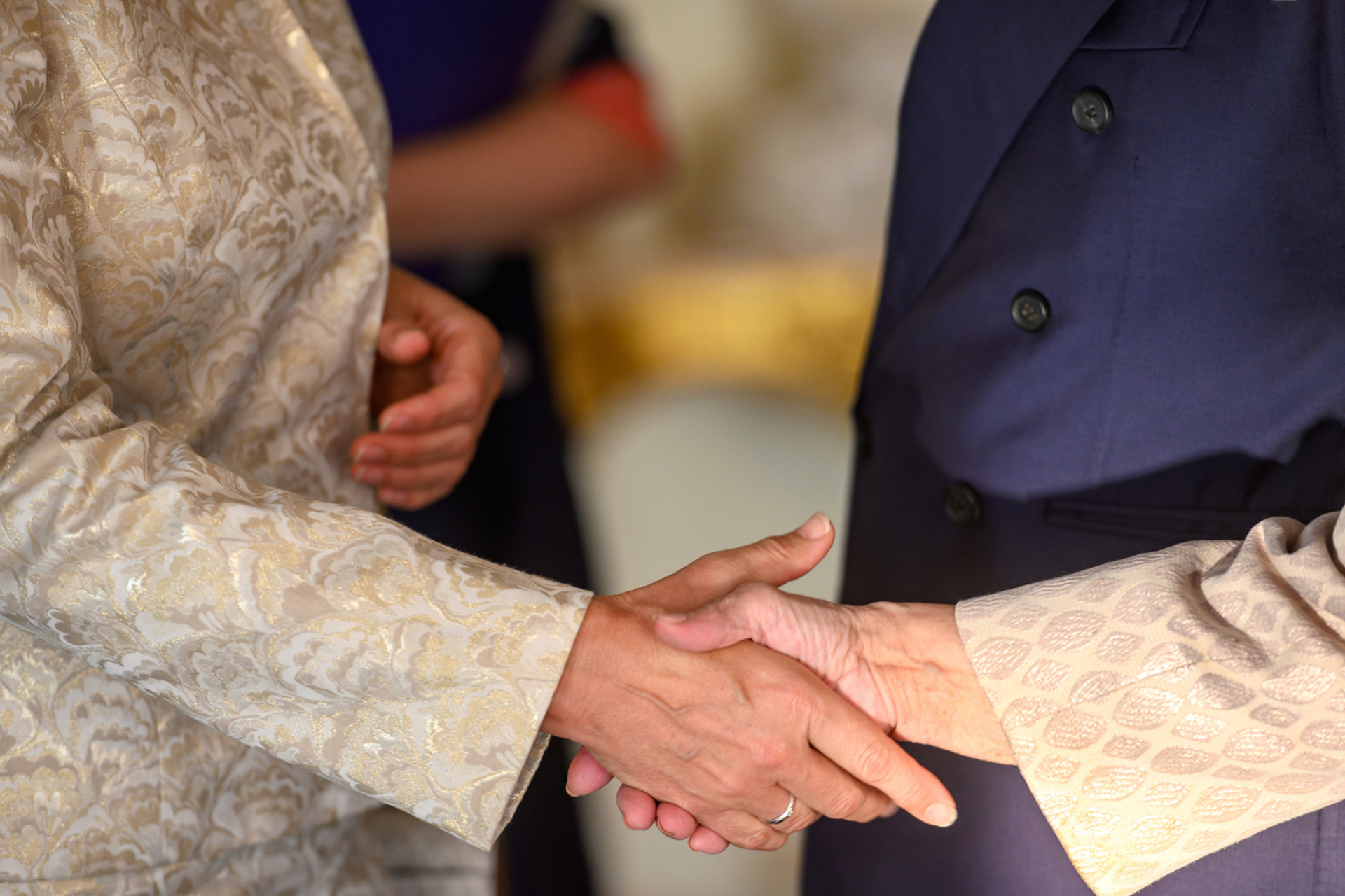 握手的力量和时间,姿势和细节都需要留意.