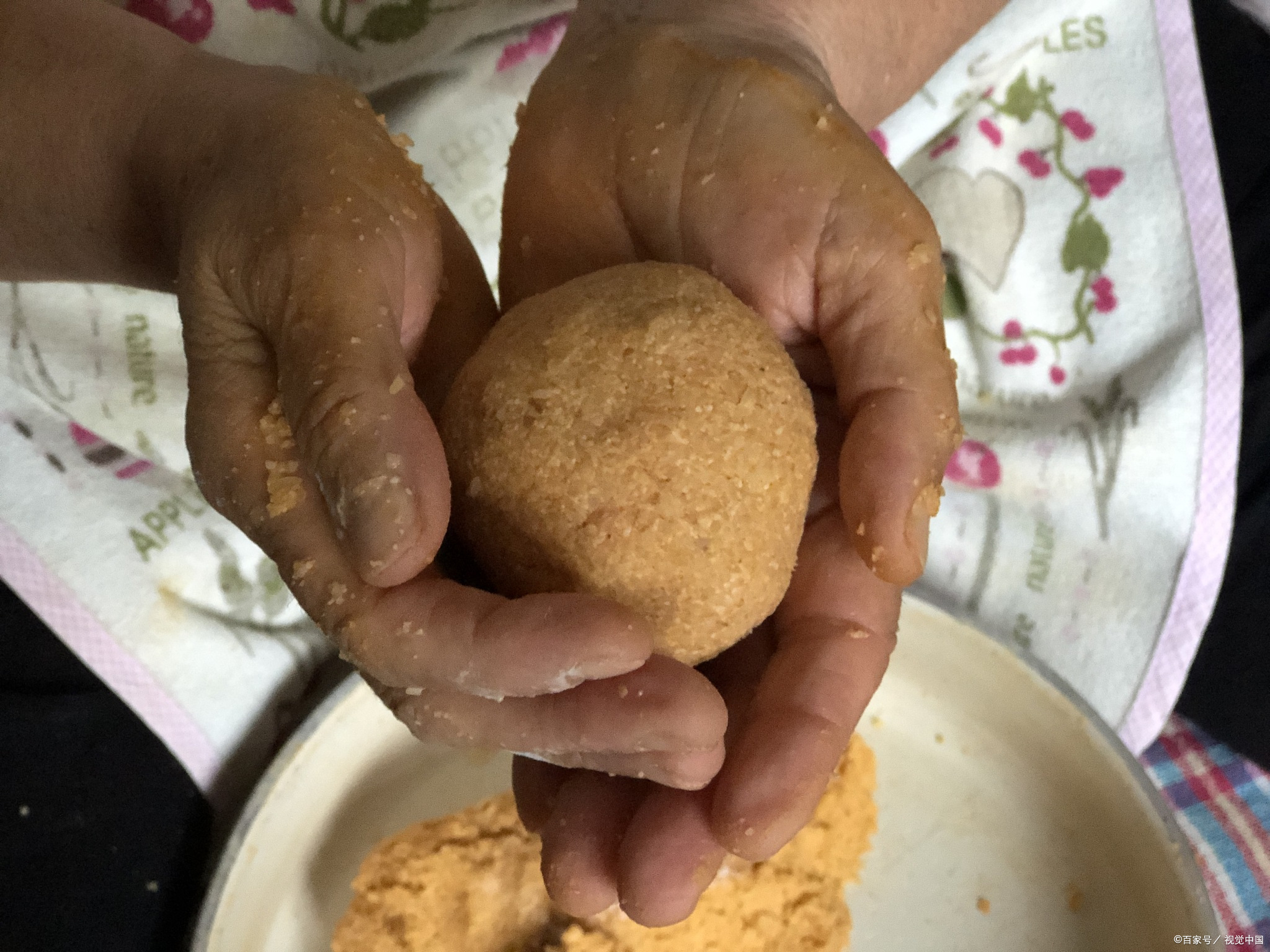 到了甘孜,一定要品尝一下当地的特色美食糌粑.