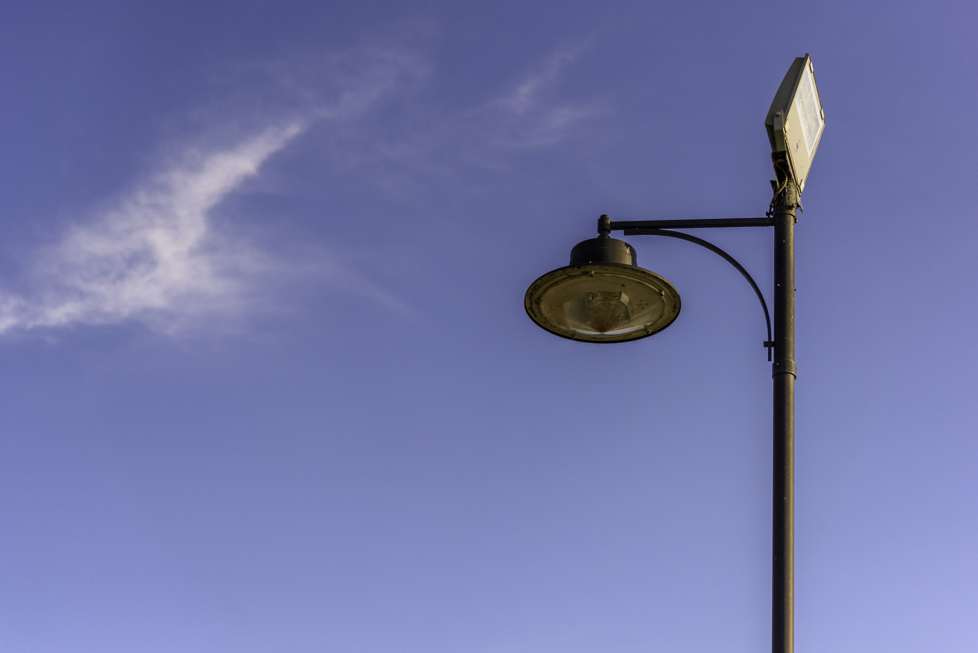 开车来到兰陵一个乡镇,看到路边有路灯,可是有不少路灯已经不亮,坏掉