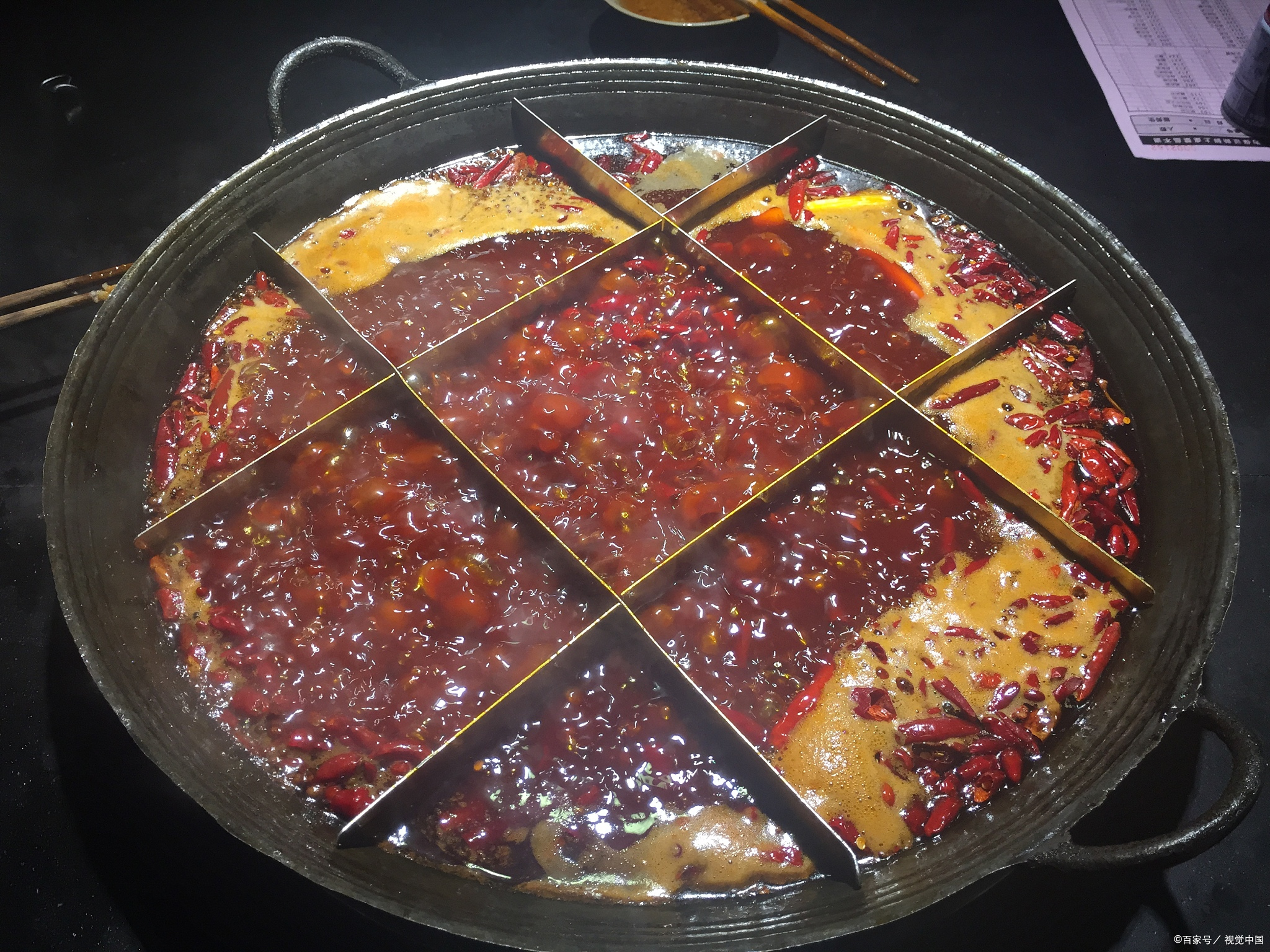 有网友爆料,吃完这家店的火锅后,舌头竟然变成了黑色!