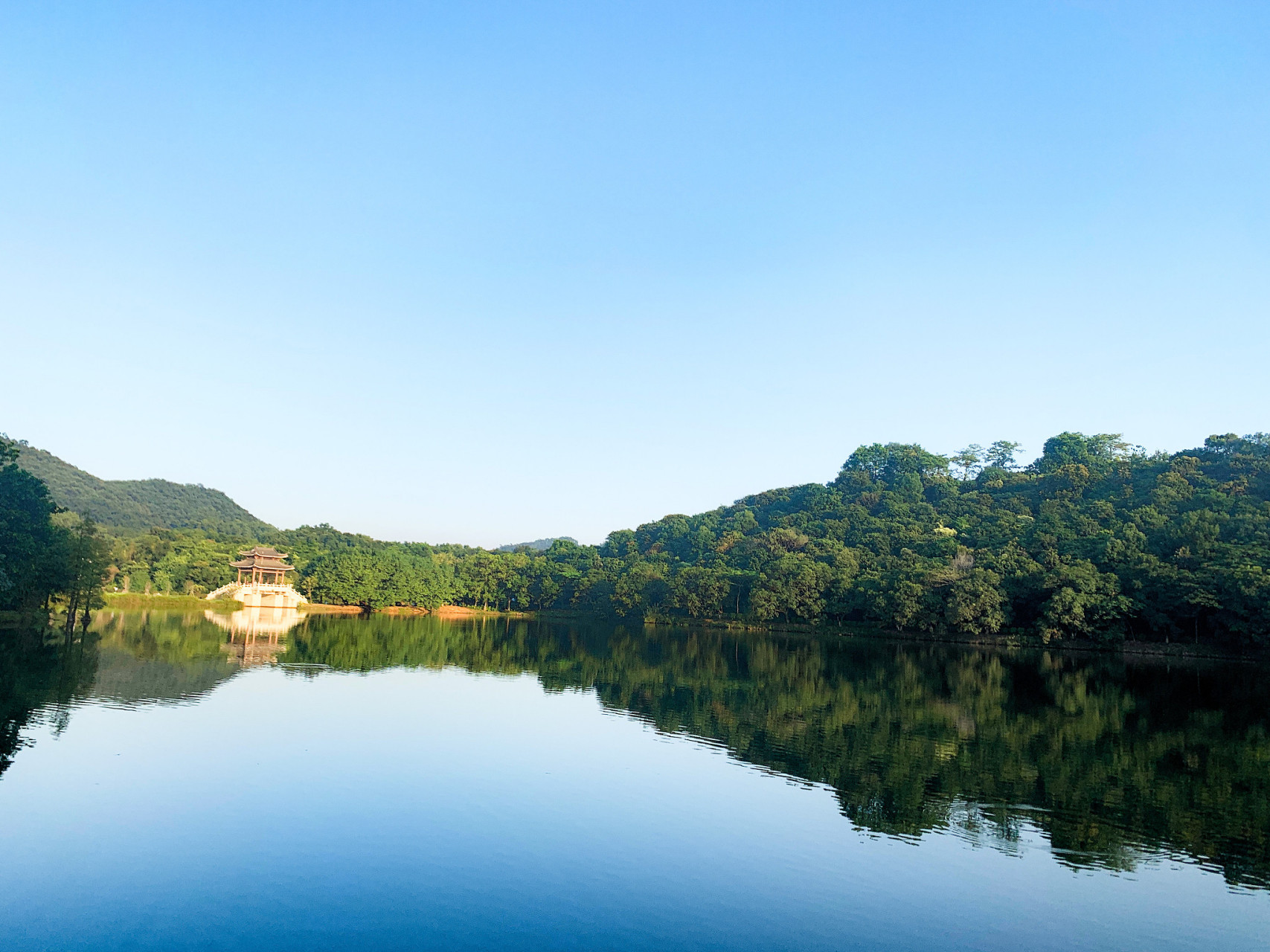 万泉湖风景区以湖光山色,人文景观和休闲娱乐为特色,吸引了众多游客
