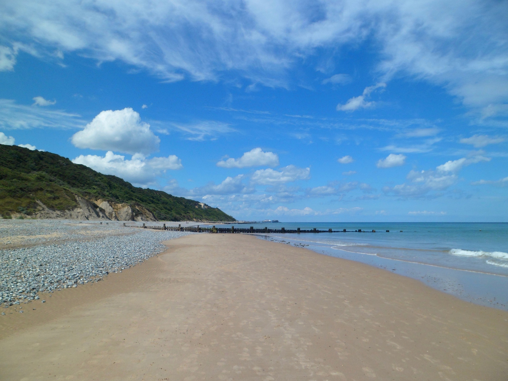 阳江珍珠湾旅游区位于阳江市东南面的有"全国十大渔港之一"之称的东平