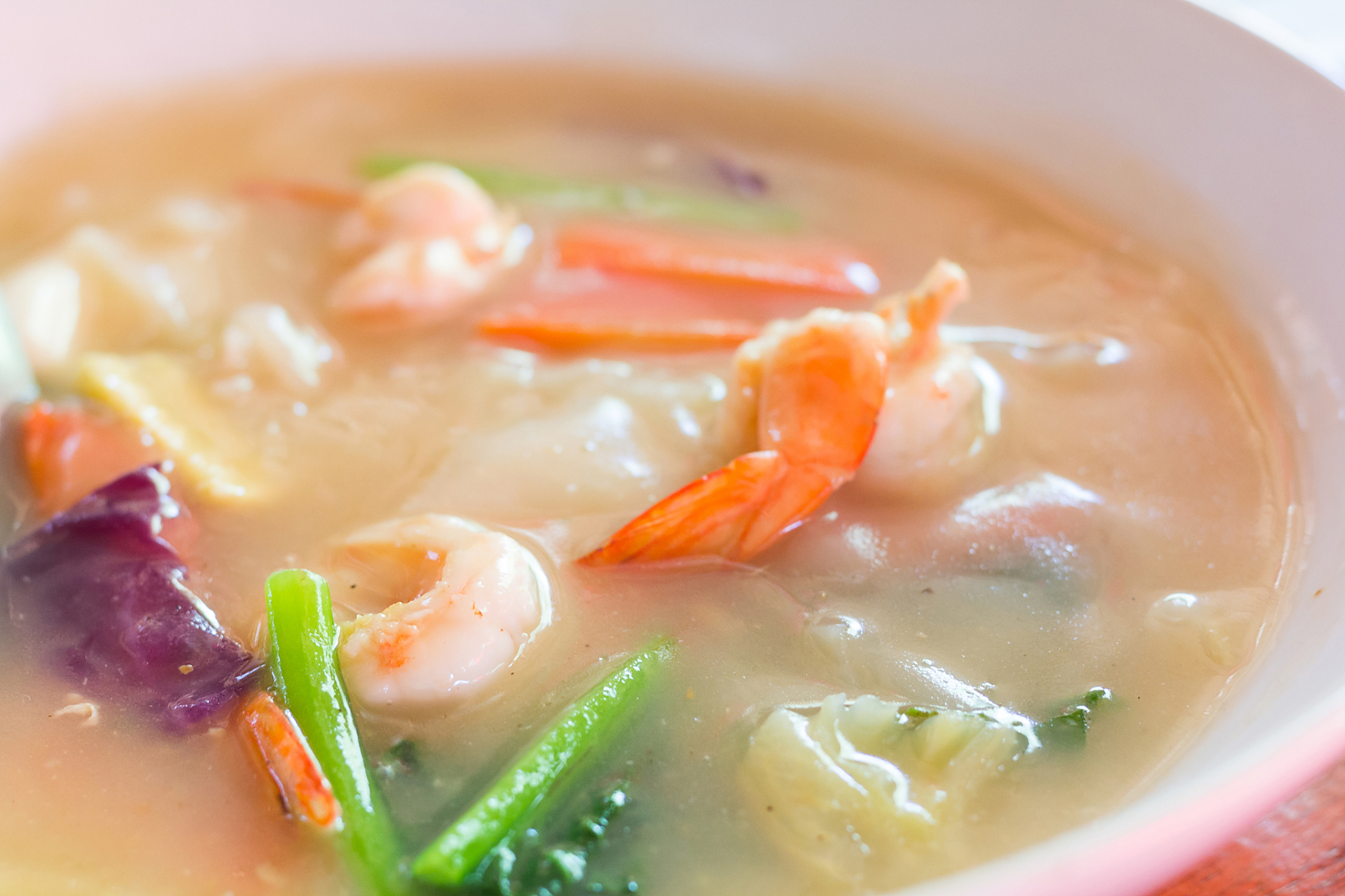 三鲜汤是一种传统的中国汤类,以其鲜美的味道和营养价值而备受欢迎.