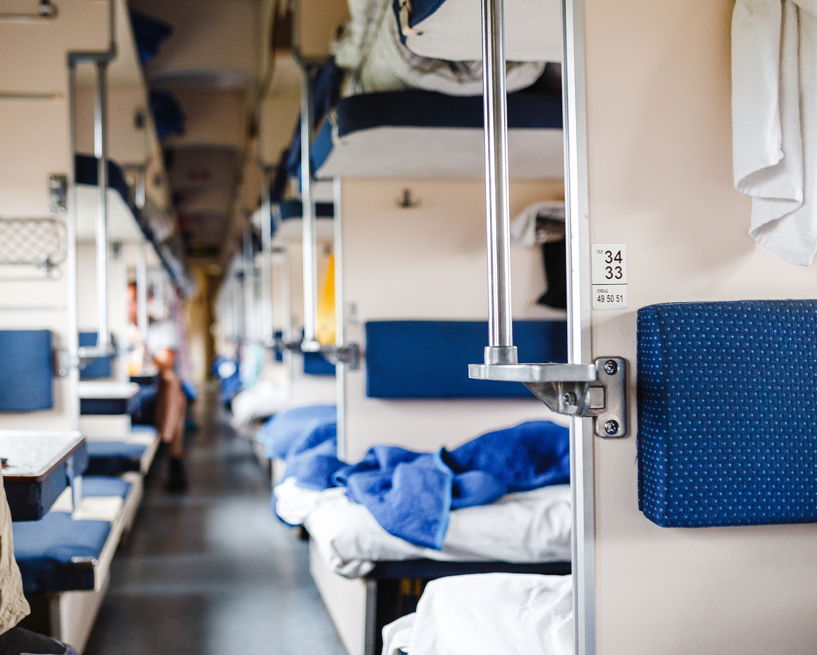 男子卧铺对女乘客裸睡,引发关注.