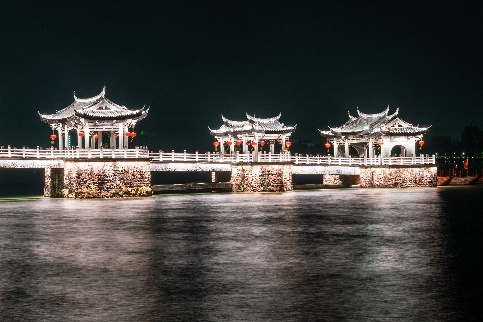 广济桥是潮州市的标志性旅游景点,全长518米,横跨韩江,将潮州市南北