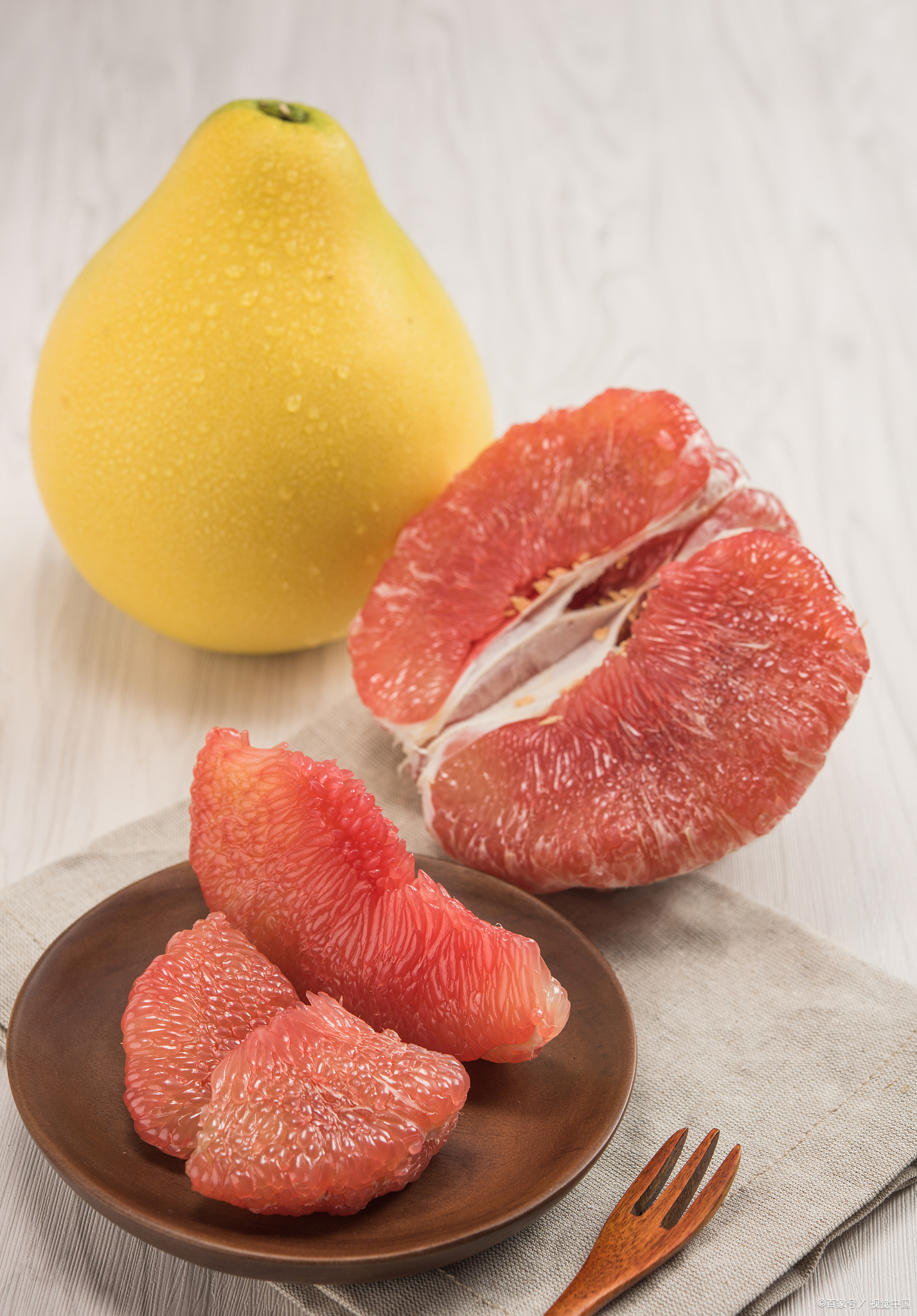 但是,柚子也是寒性水果,生理期吃太多可能会让肚子