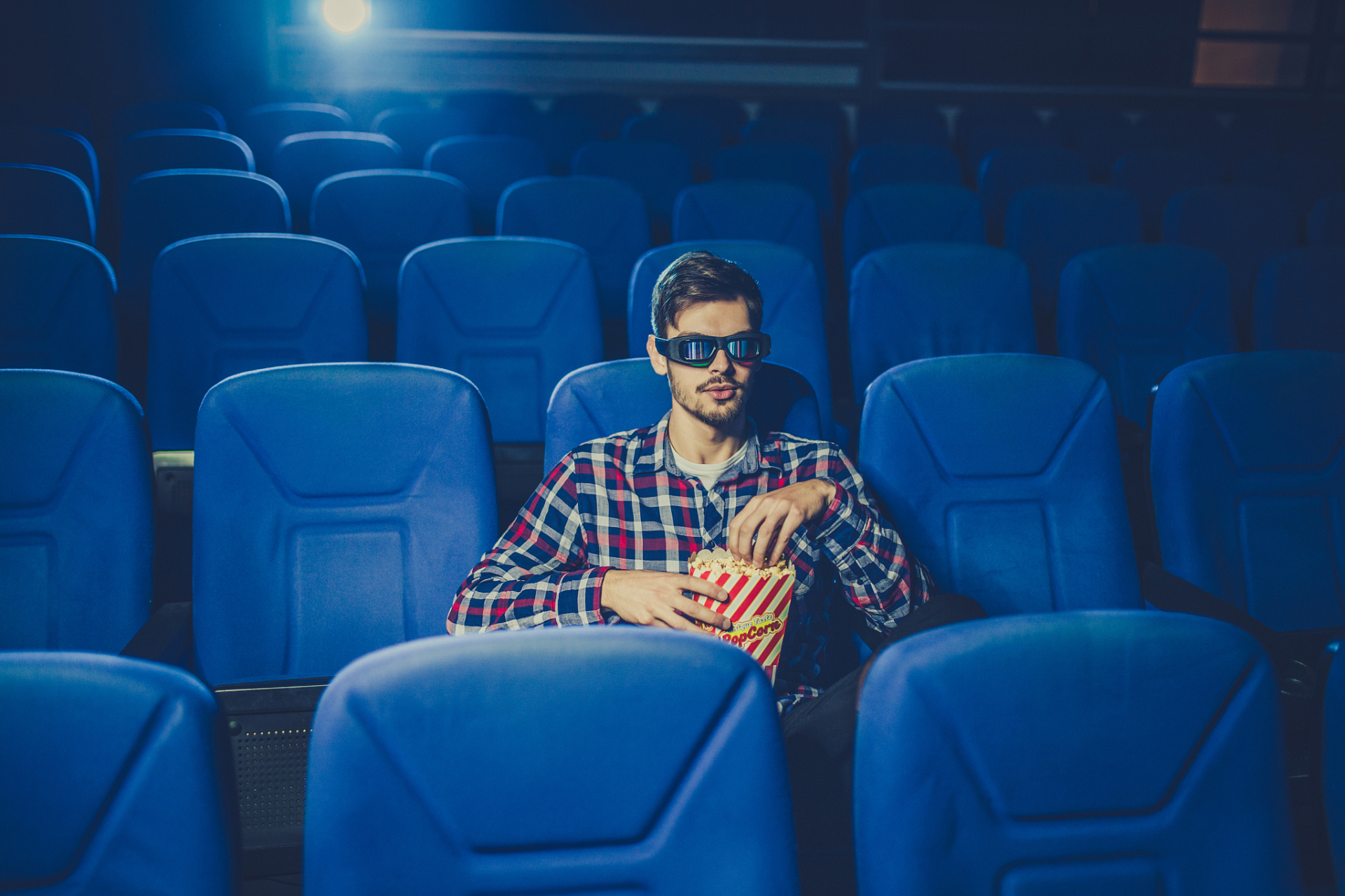 一般情况下,做完近视手术后,你应该可以更清晰地看电影.