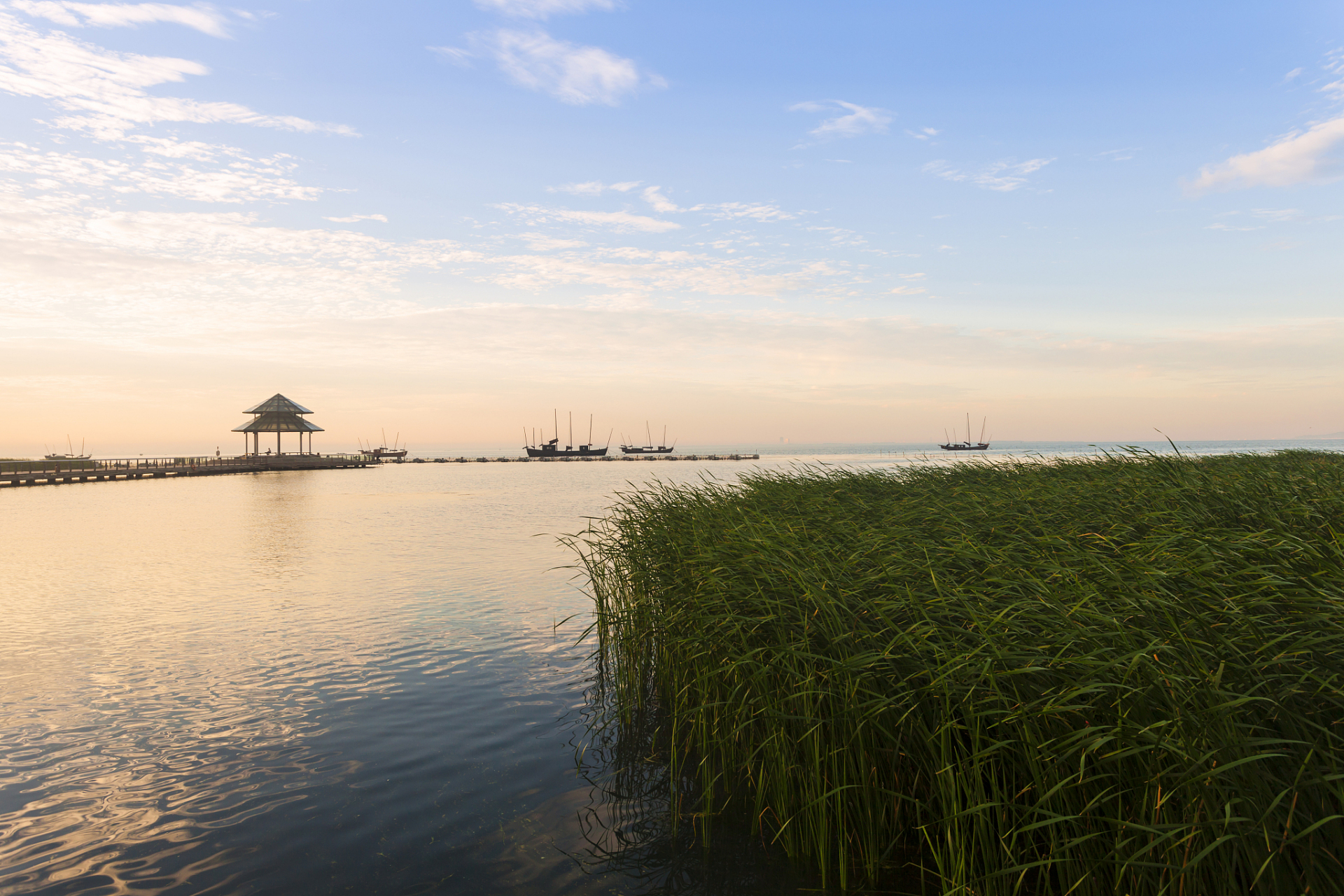 湖心岛坐落在京杭大运河上,是我国最长,最古老,也是唯一连通北方和