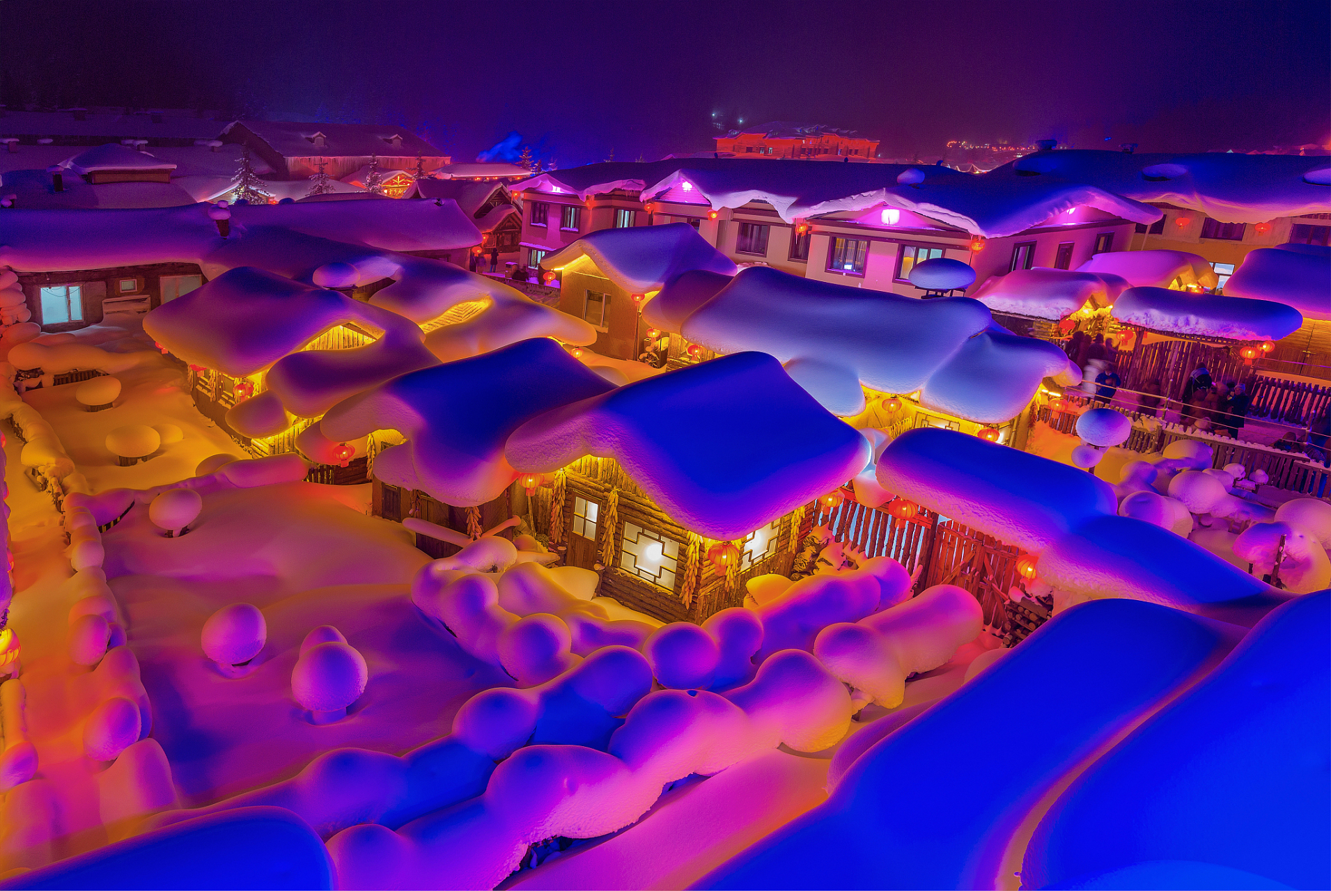 雪乡夜景美轮美奂,白雪覆盖的街道和房屋与大红灯笼交相辉映,形成童话
