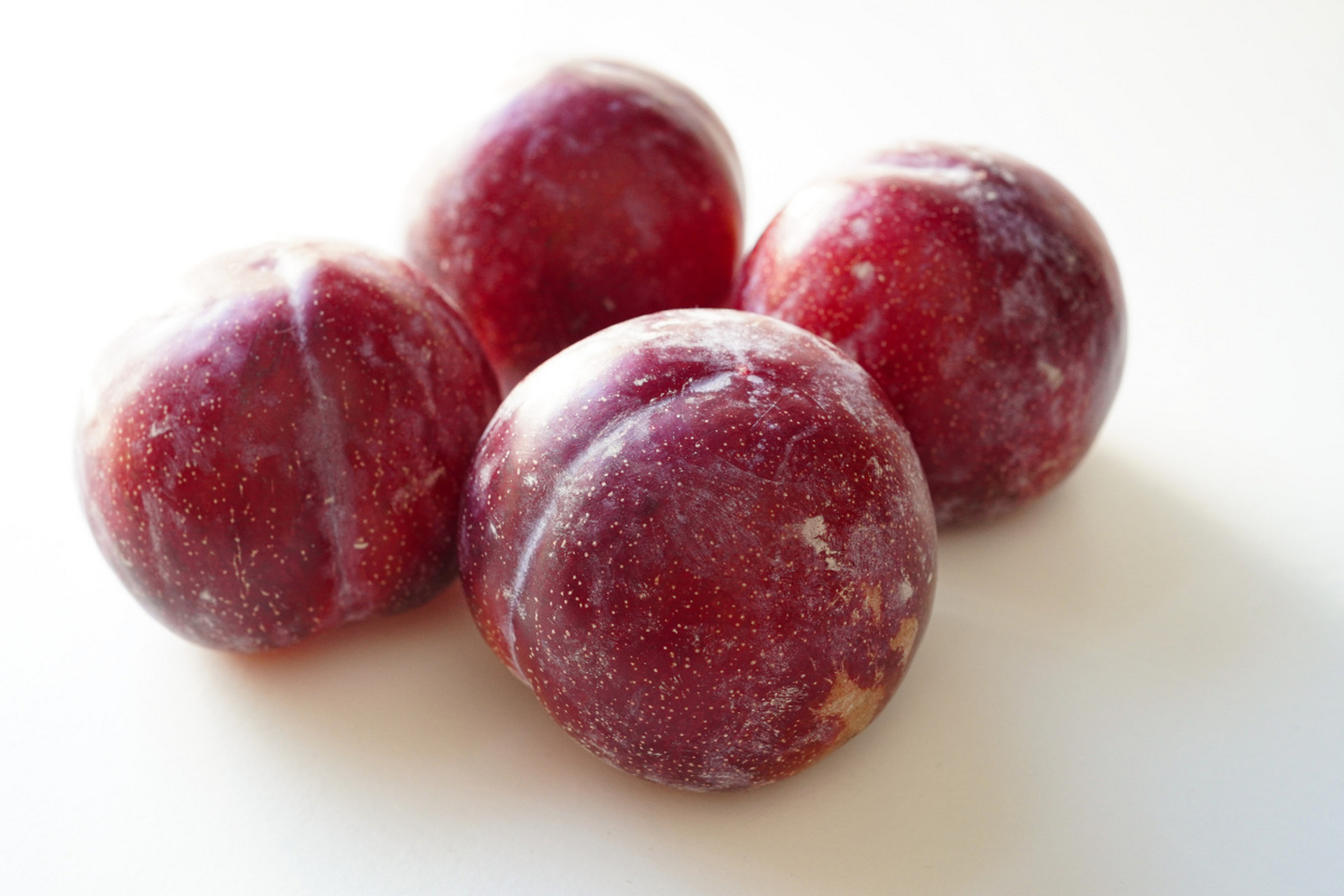 西梅和李子在品种,产地,果实形状与颜色,口感与质地,营养价值,价格与