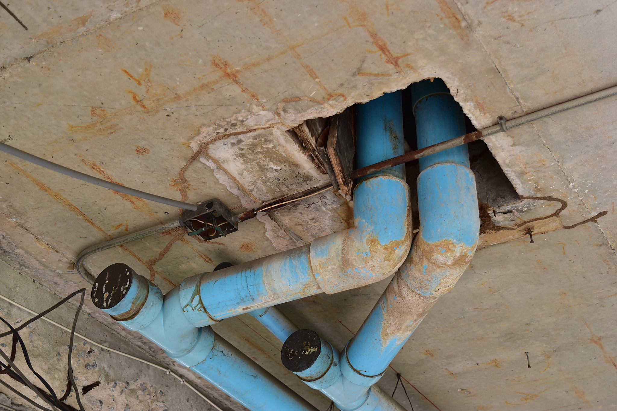 防火封堵施工队在重庆为通信公司进行电缆防火封堵,确保城市通讯安全