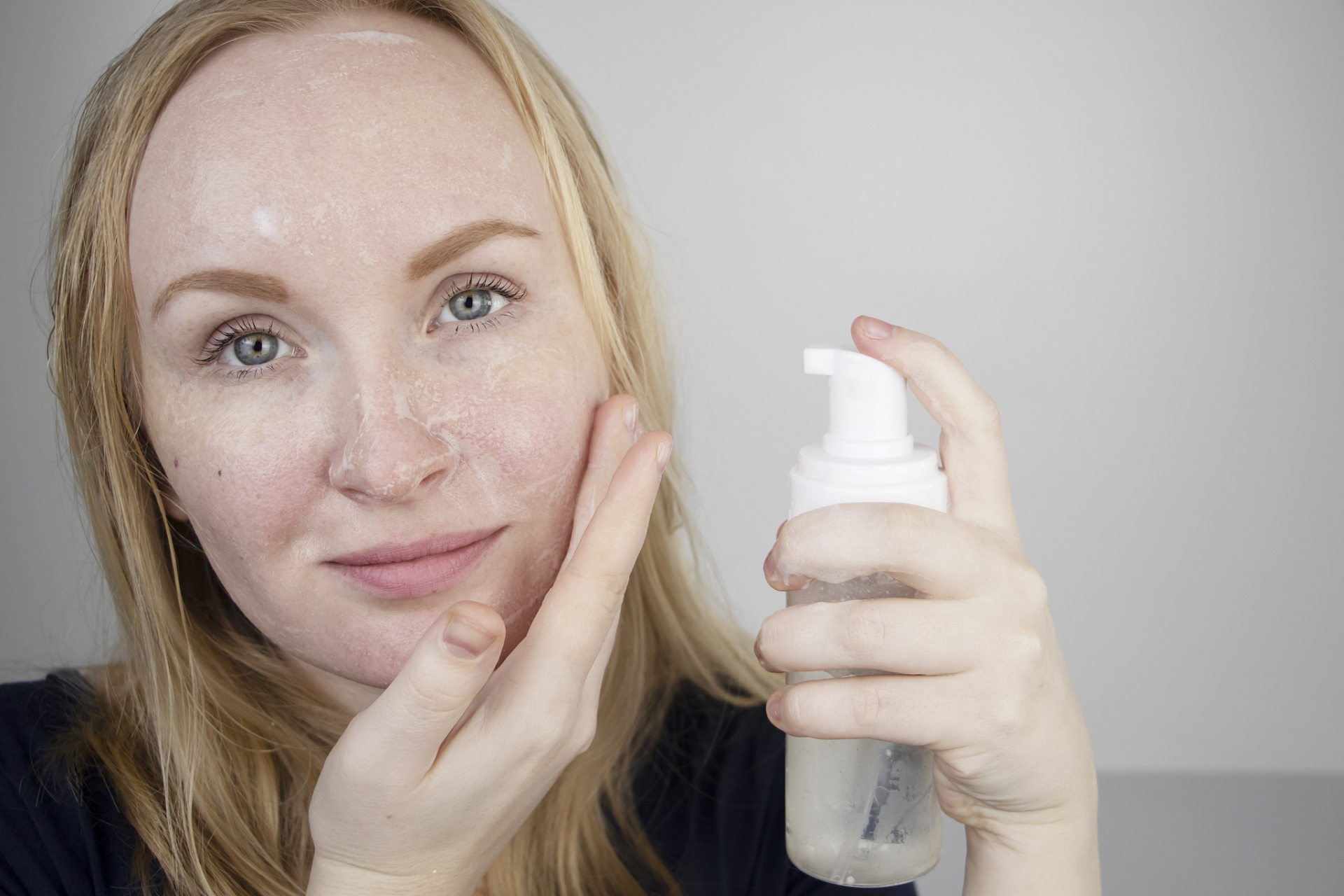 护肤品里的or脸上没洗干净的脏东西? 搓泥可能是化妆品成分导致的.