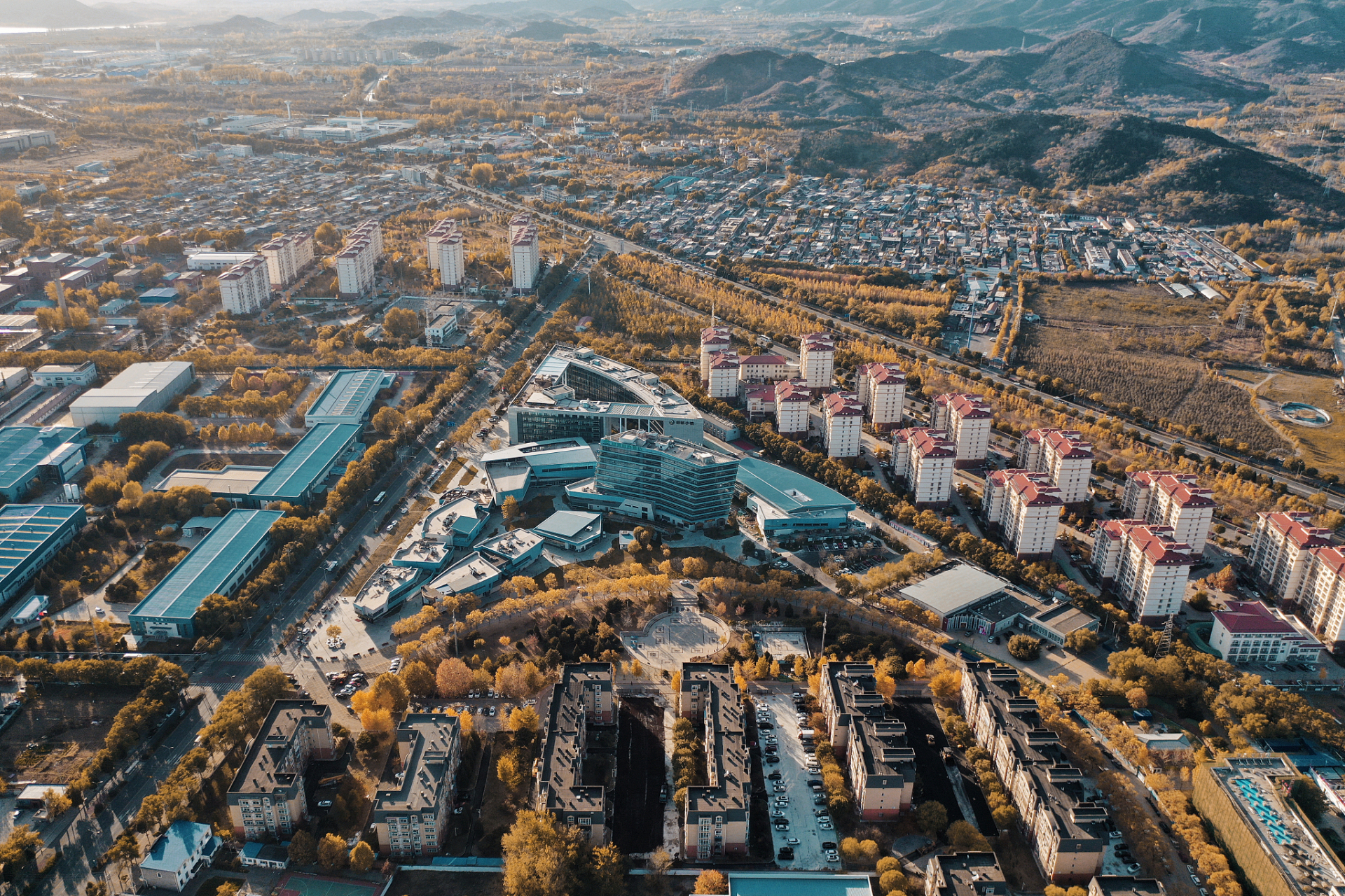 平谷区是北京市下辖的一个区,位于北京市东北部,是连接两大城市的纽带