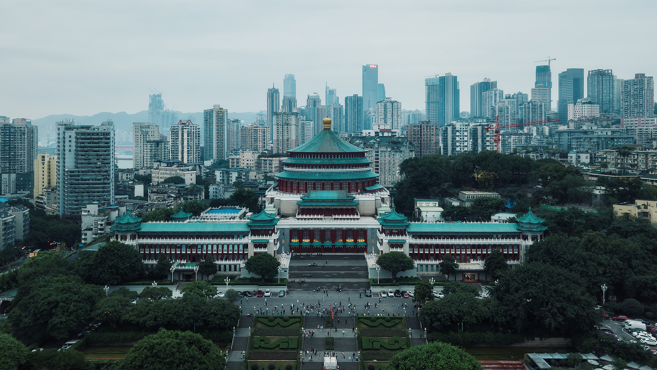 重庆人民大礼堂,被誉为山城建筑艺术瑰宝,总面积2.5万平方米,高65米.