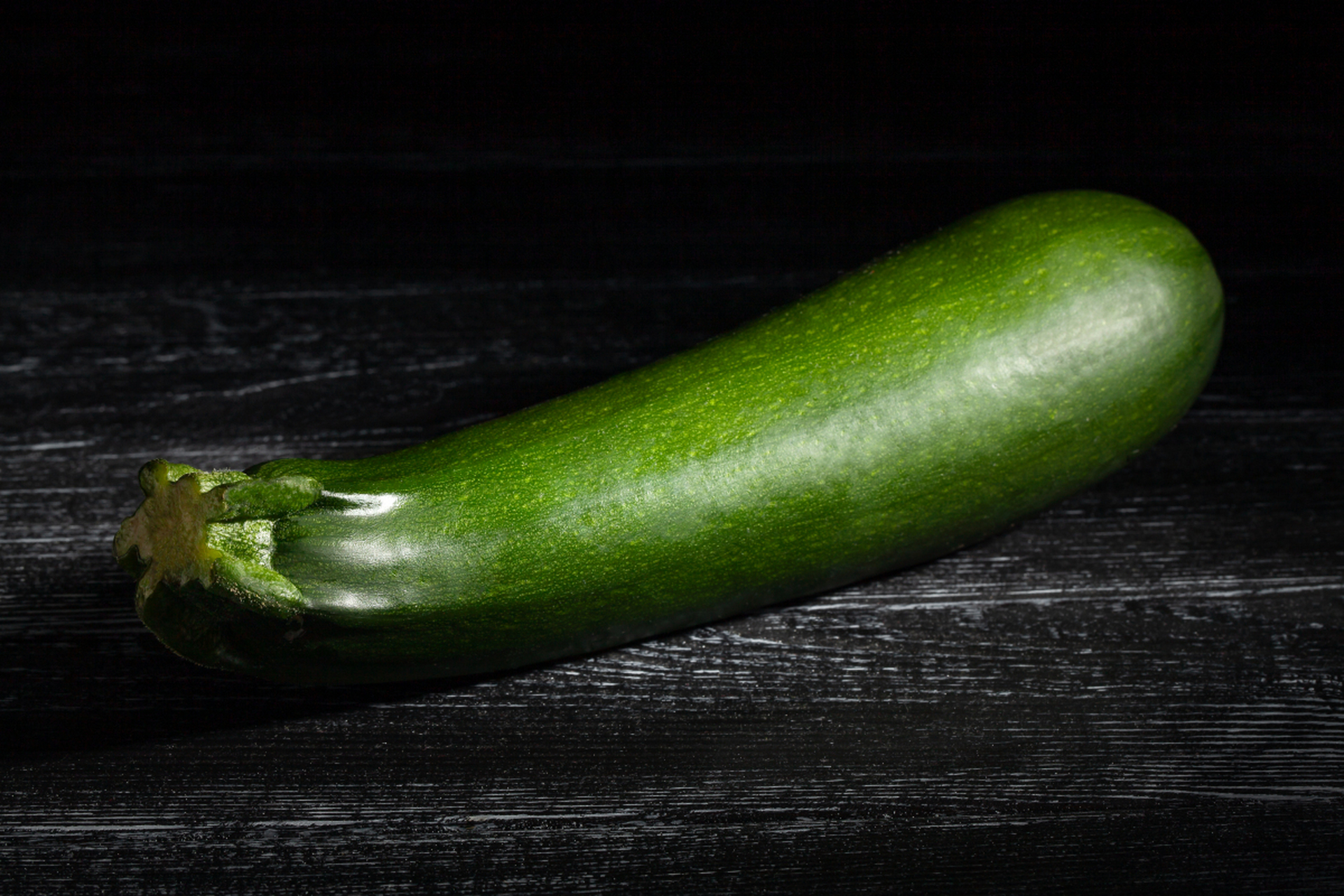 西葫芦和笋瓜虽然外观和风味相似,但它们是两种不同的蔬菜.
