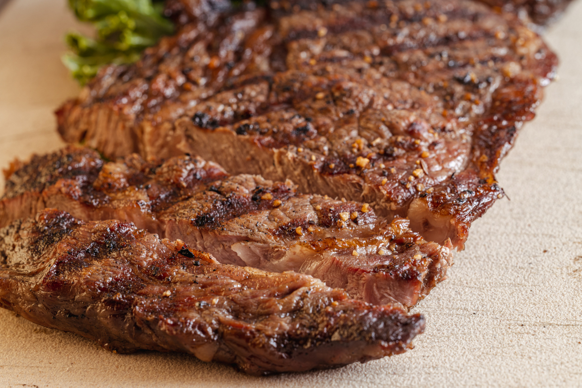 更重要的是,整切西冷牛排的肉质非常健康,富含蛋白质和维生素,是一款