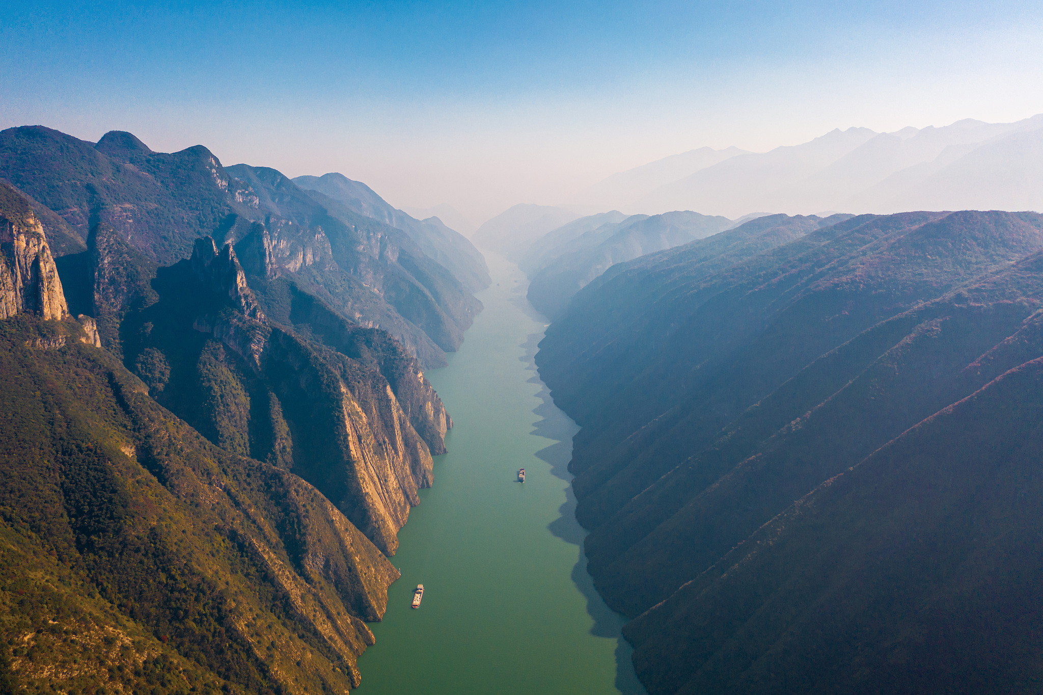 长江三峡的峡谷景观有多壮丽?它的自然形成过程是怎样的?