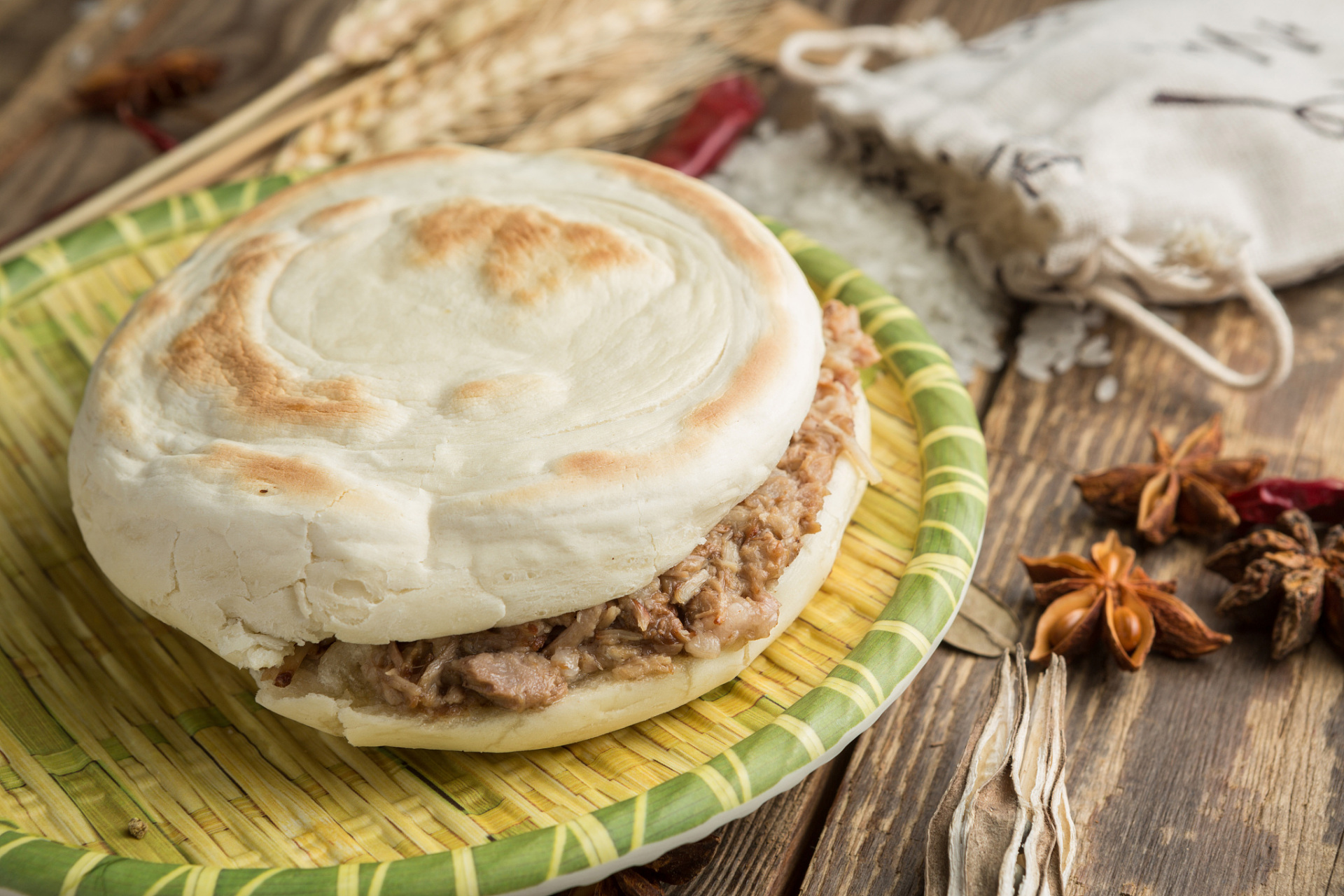 白吉馍是陕西传统小吃,用高筋面粉,酵母和温水制作,烤制后酥香可口.