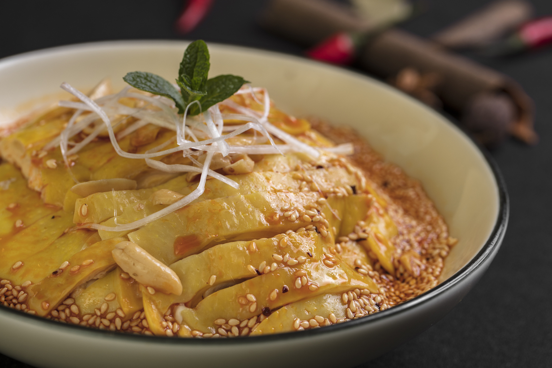 口水鸡,这道美食究竟有何魅力,竟能让人垂涎三尺,欲罢不能?原来,口水