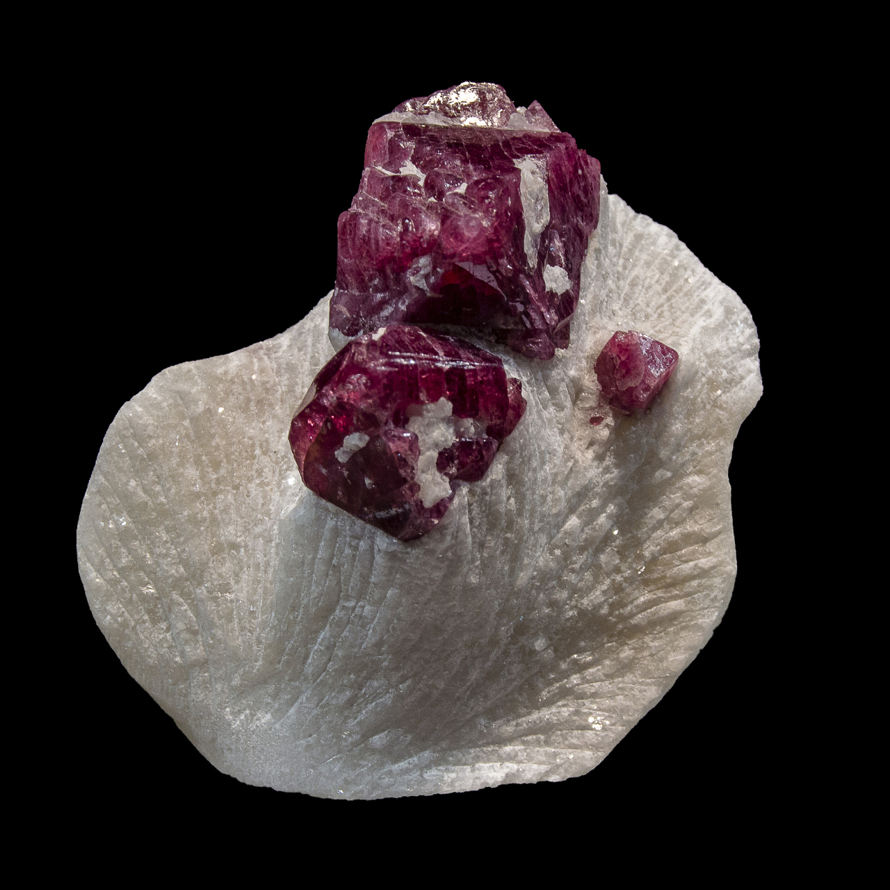 也称为塞浦路斯石,是一种含有镁,铝,硅和氧等元素的复杂硅酸盐矿物