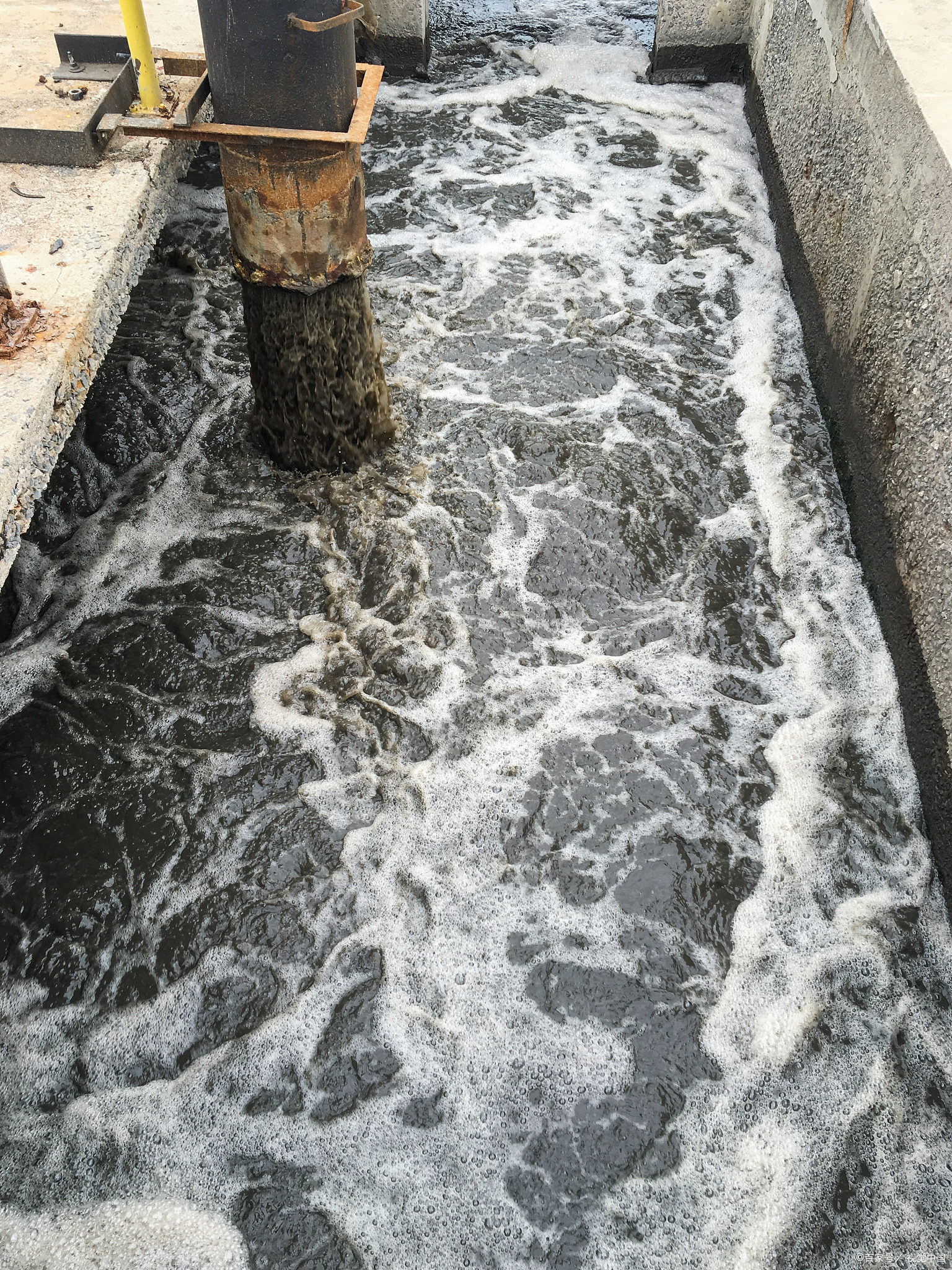 的图片酸碱排水严重污染的排水沟图片望城污水处理厂卸水图片泥浆污水