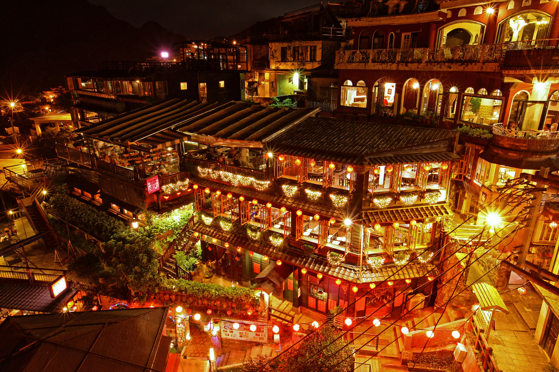 洪崖洞,原名洪崖门,位于重庆市渝中区,是兼具观光旅游,休闲度假功能的