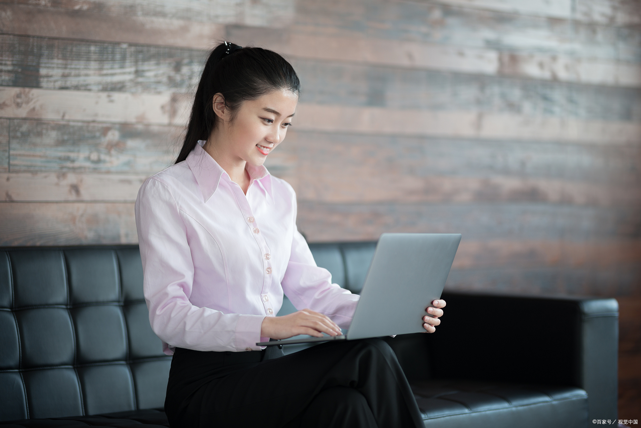 她是公司里的高管,月工资高达5万.