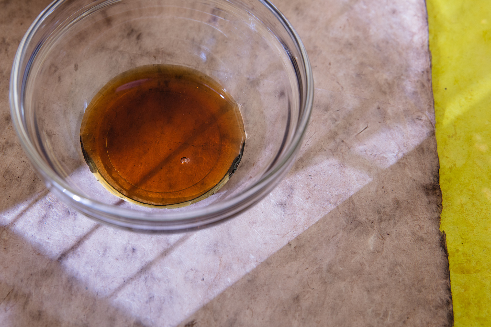 血尿是指尿液中有血液成分,从而导致尿液呈现出红色,粉红色或茶褐色.