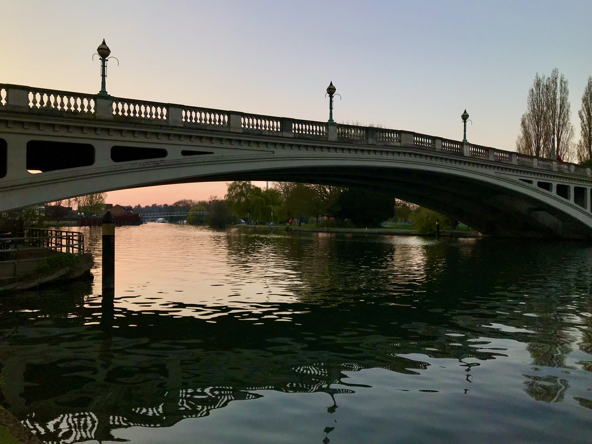 这位法国小伙的举动,简直就是历史长河中的一股清流啊!